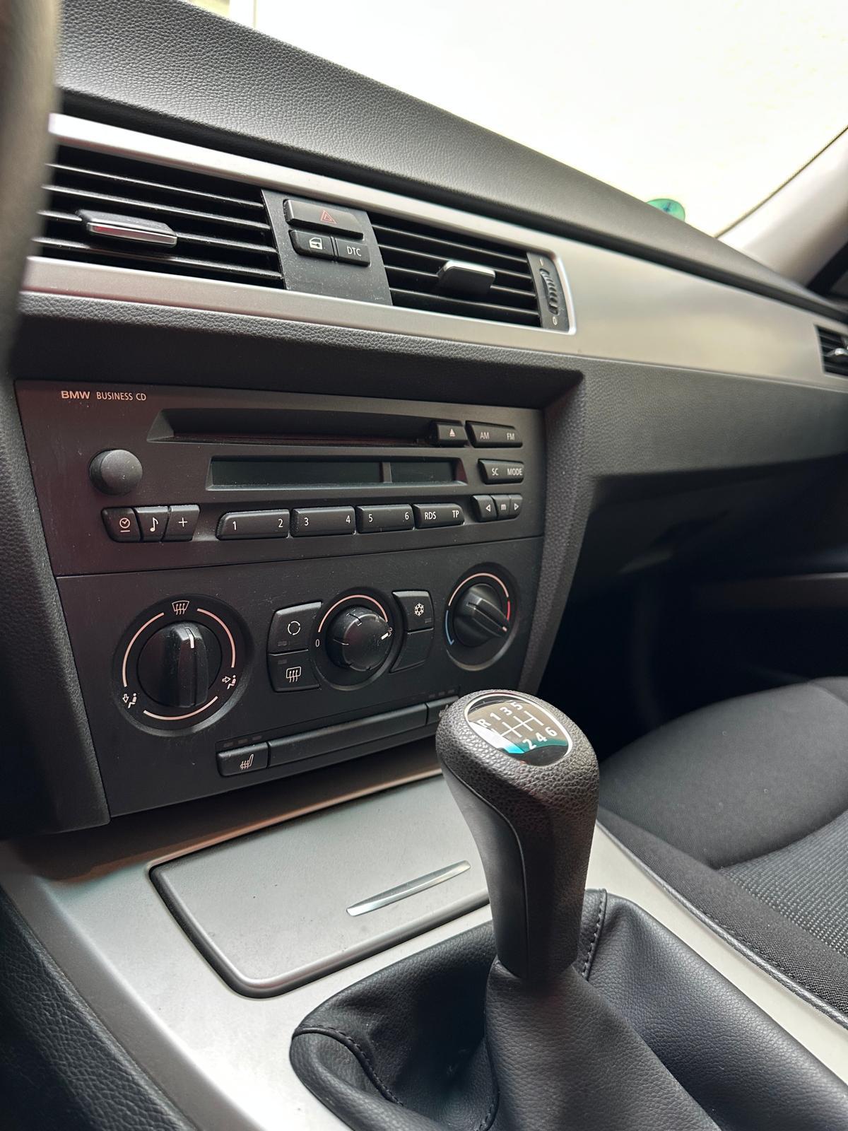BMW 318i-image-7
