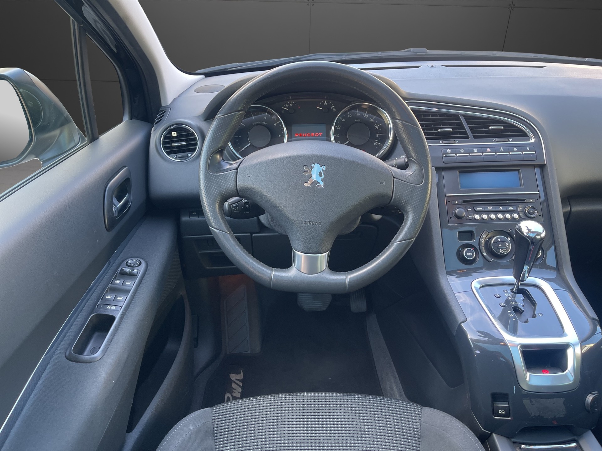 PEUGEOT 5008 1.6 16V T Family Automatic-image-9