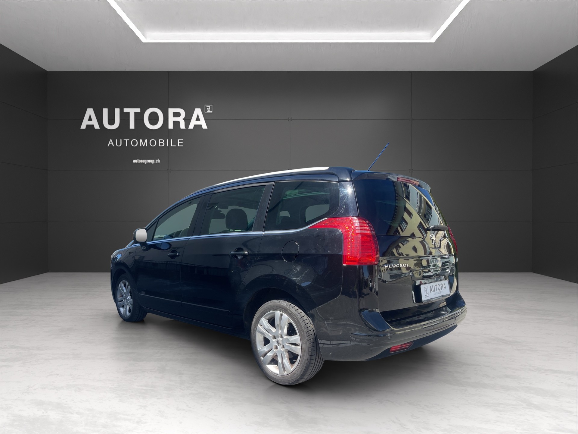 PEUGEOT 5008 1.6 16V T Family Automatic-image-2