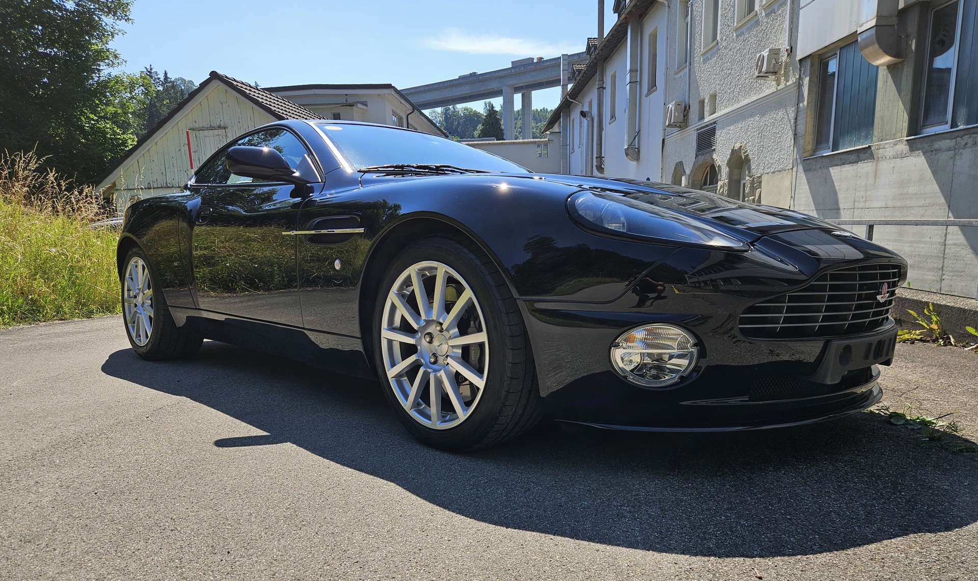 ASTON MARTIN Vanquish S Ultimate 17/50-showroom-element-3