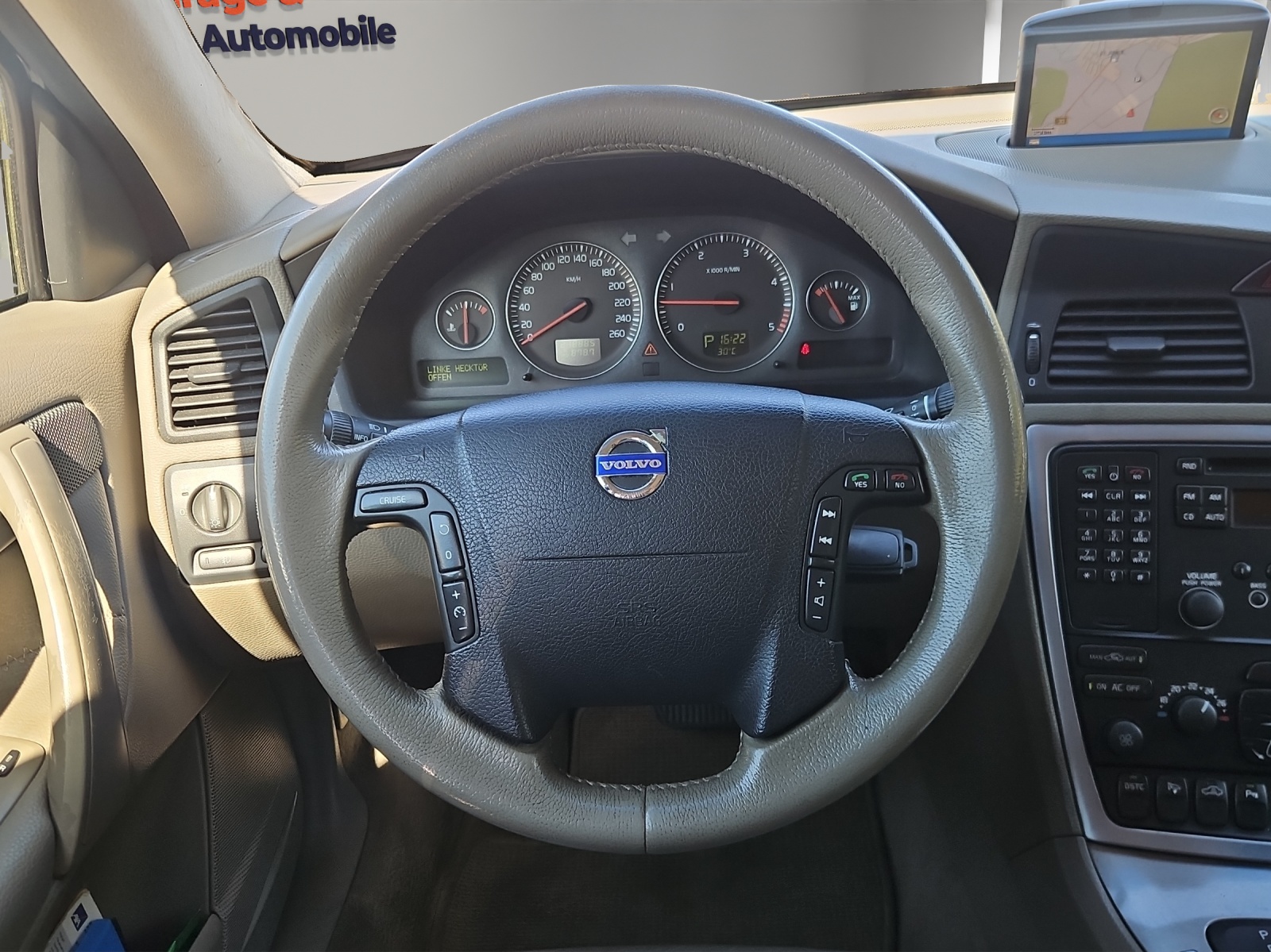 VOLVO XC70 D5 AWD Momentum-image-9