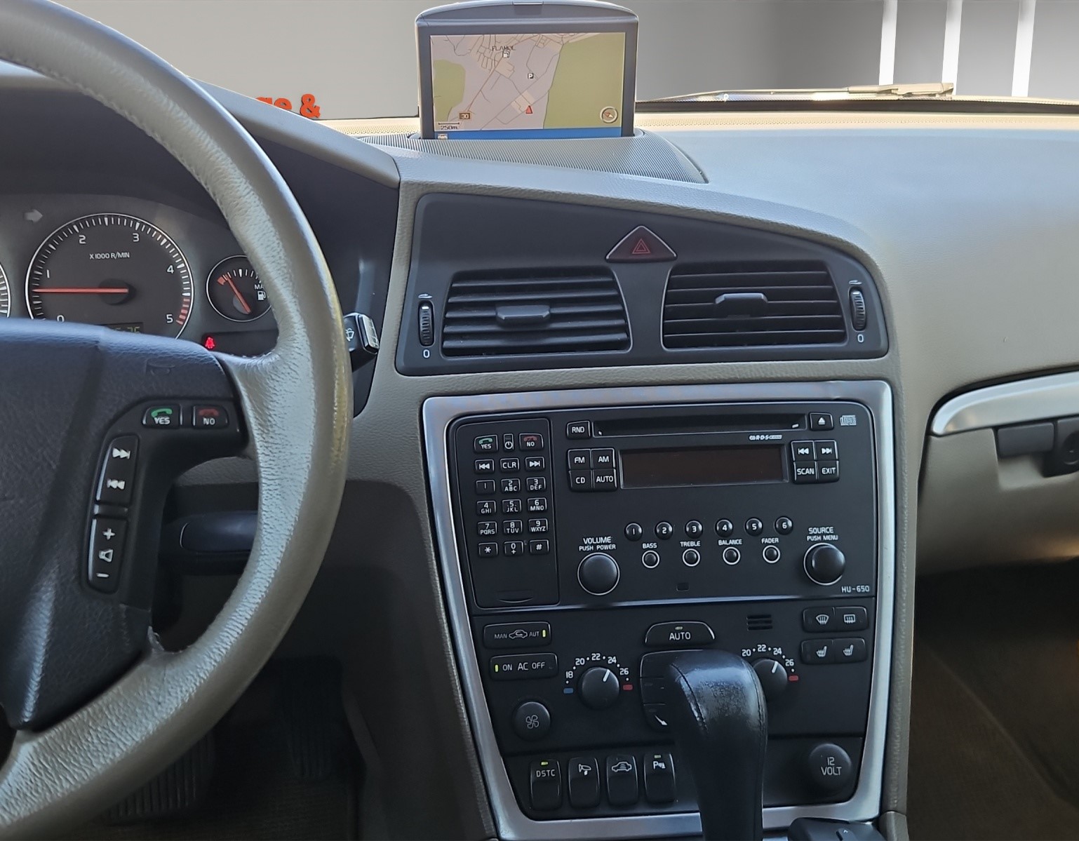 VOLVO XC70 D5 AWD Momentum-image-11