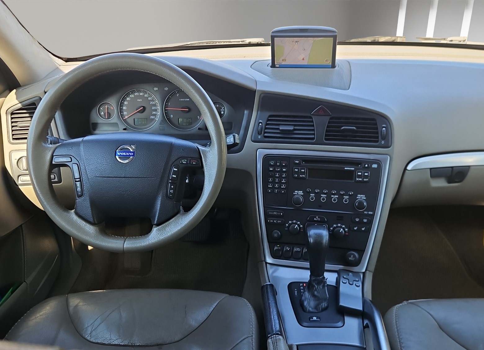 VOLVO XC70 D5 AWD Momentum-image-10