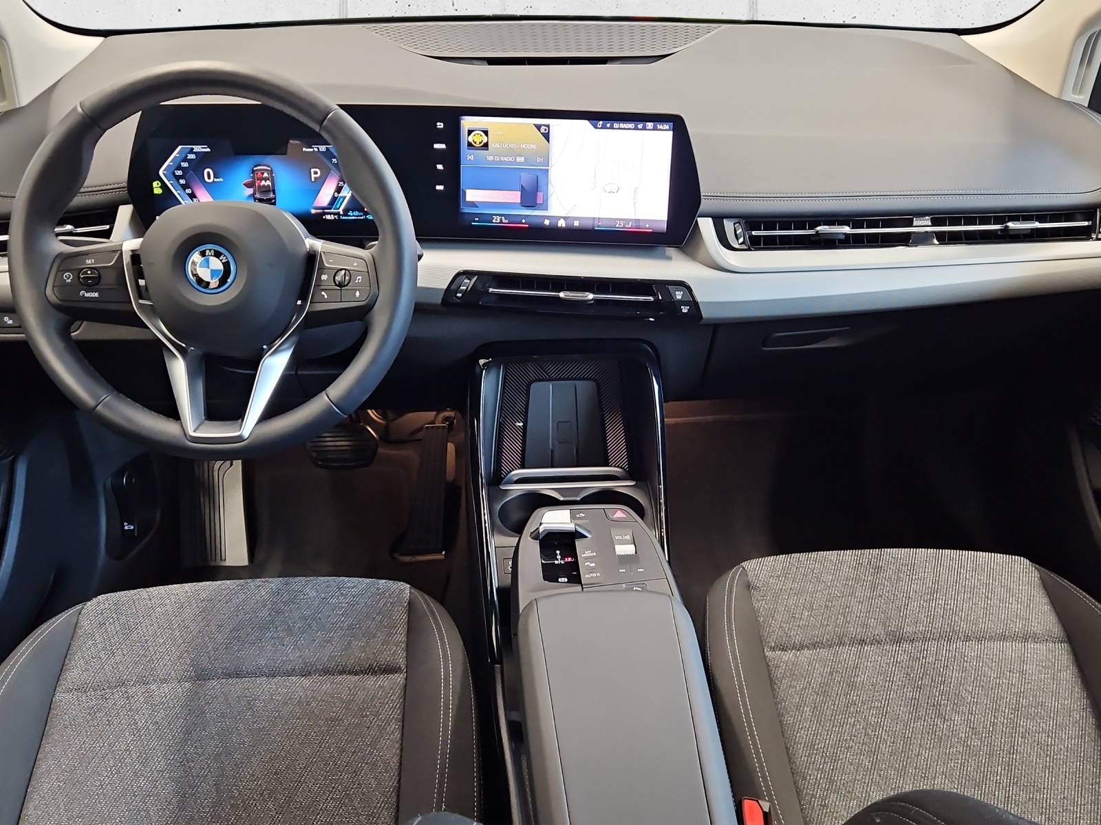 BMW 230e xDrive Active Tourer-image-13