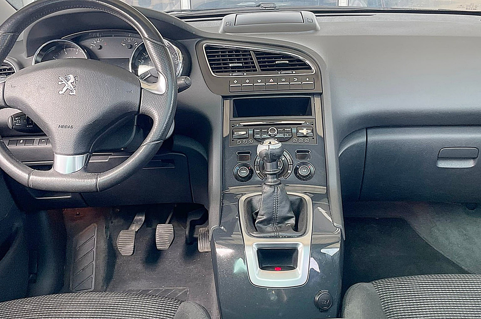 PEUGEOT 5008 1.2 Pure Tech Sensation-image-11