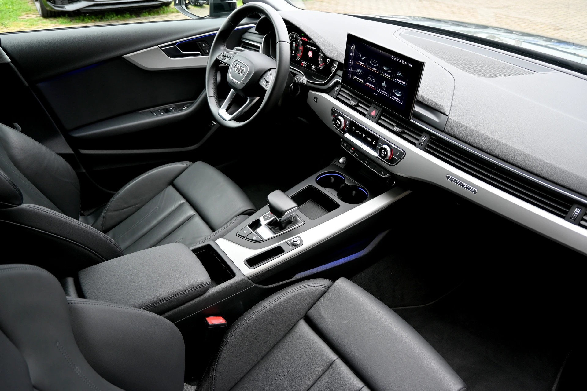 AUDI A4 Avant 40 TDI S line Competition Black quattro S-tronic-image-10