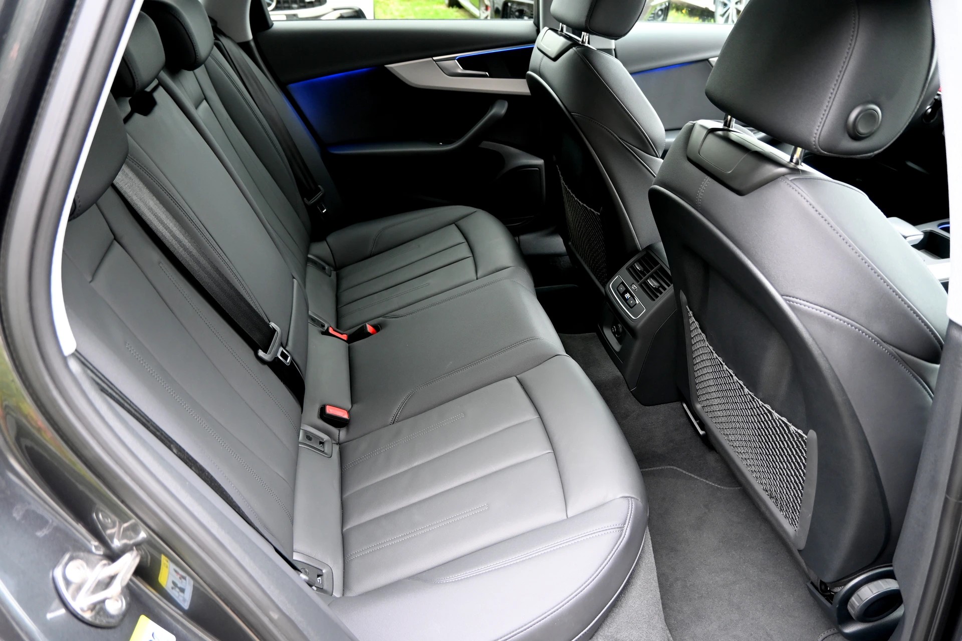 AUDI A4 Avant 40 TDI S line Competition Black quattro S-tronic-image-13