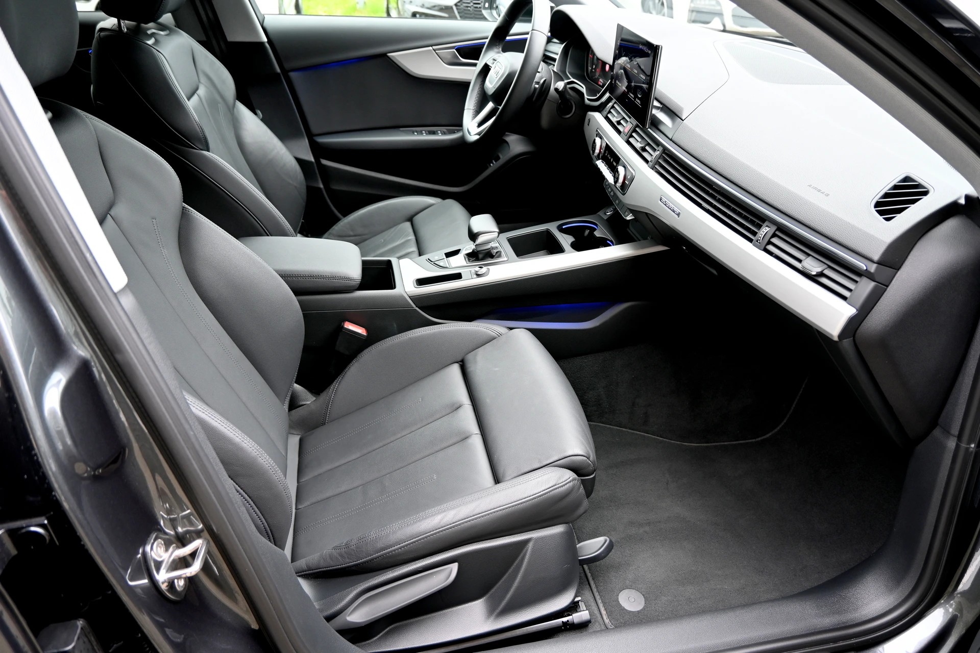 AUDI A4 Avant 40 TDI S line Competition Black quattro S-tronic-image-11