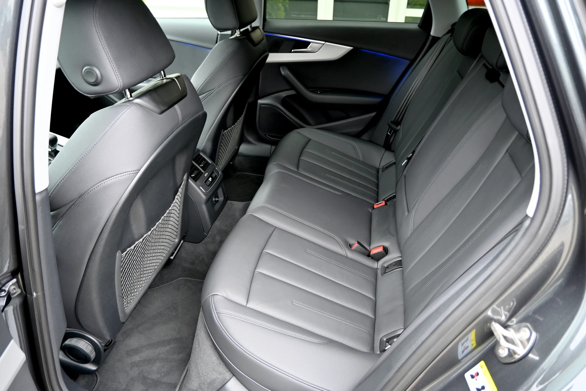 AUDI A4 Avant 40 TDI S line Competition Black quattro S-tronic-image-12