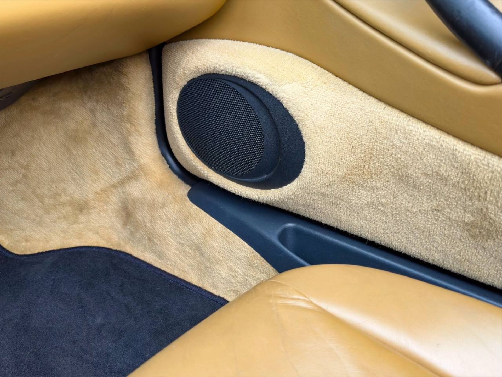 PORSCHE Boxster-image-25