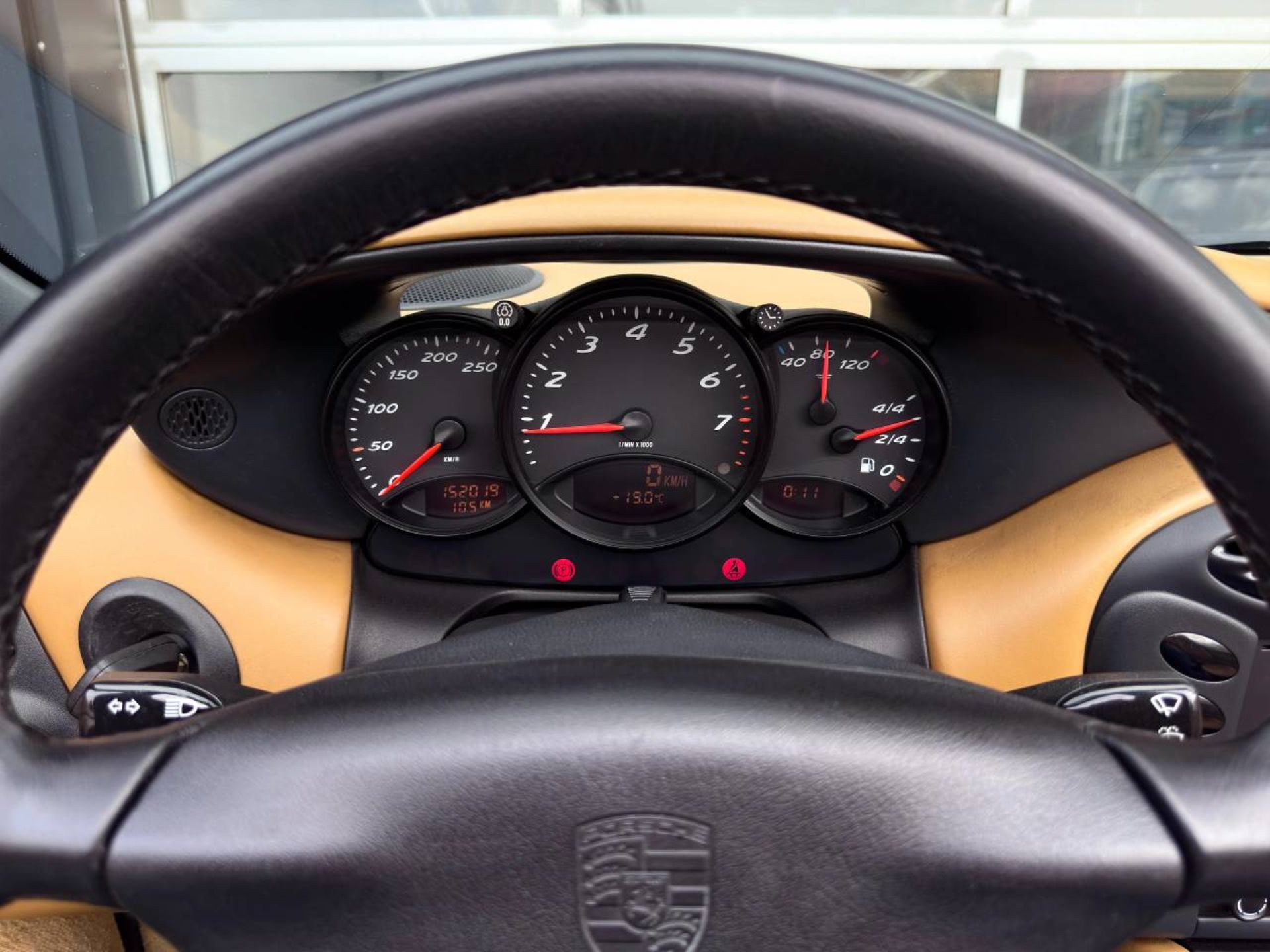 PORSCHE Boxster-image-18