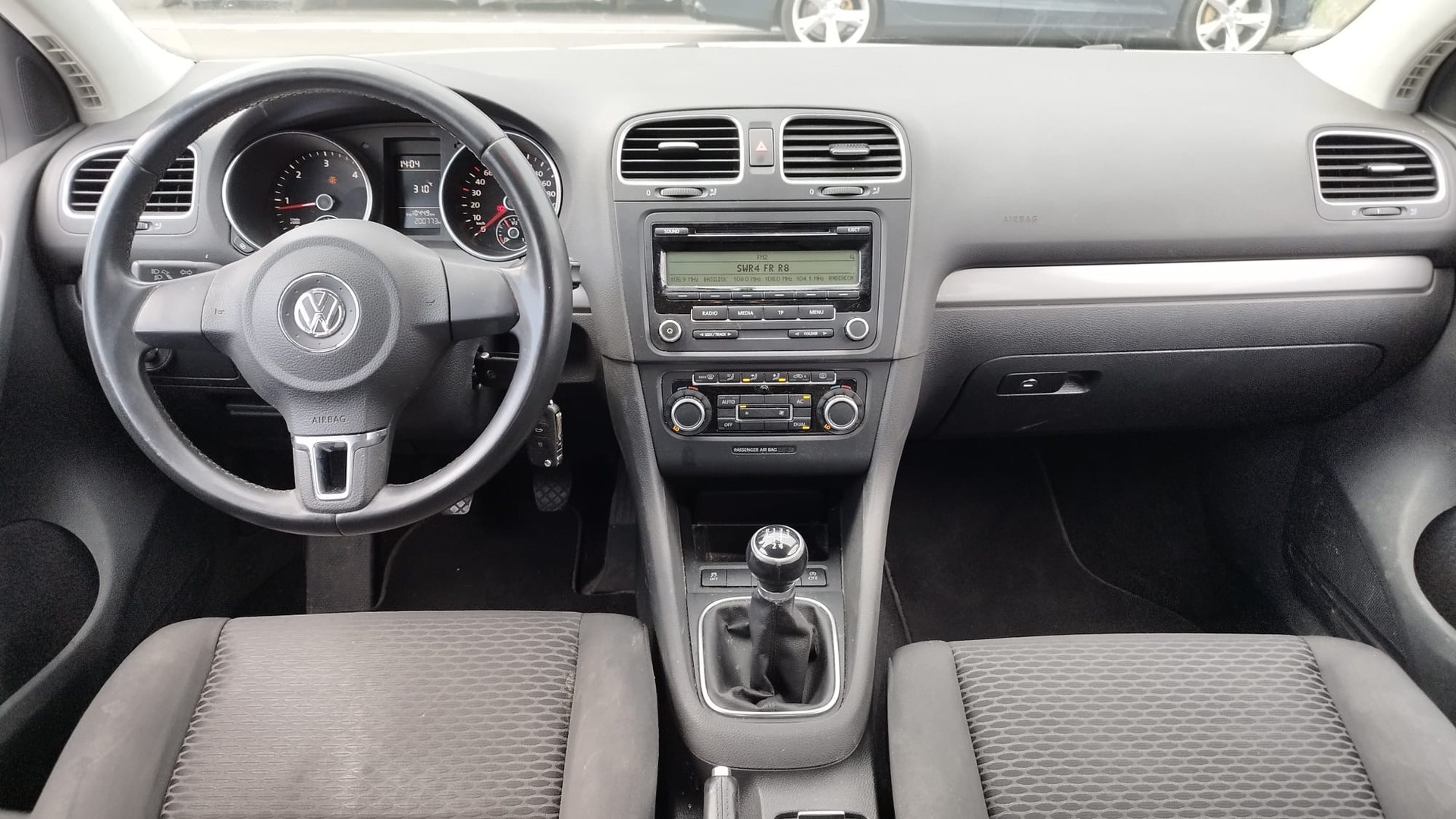 VW Golf 1.6 TDI BlueMotion Technology Team-image-8