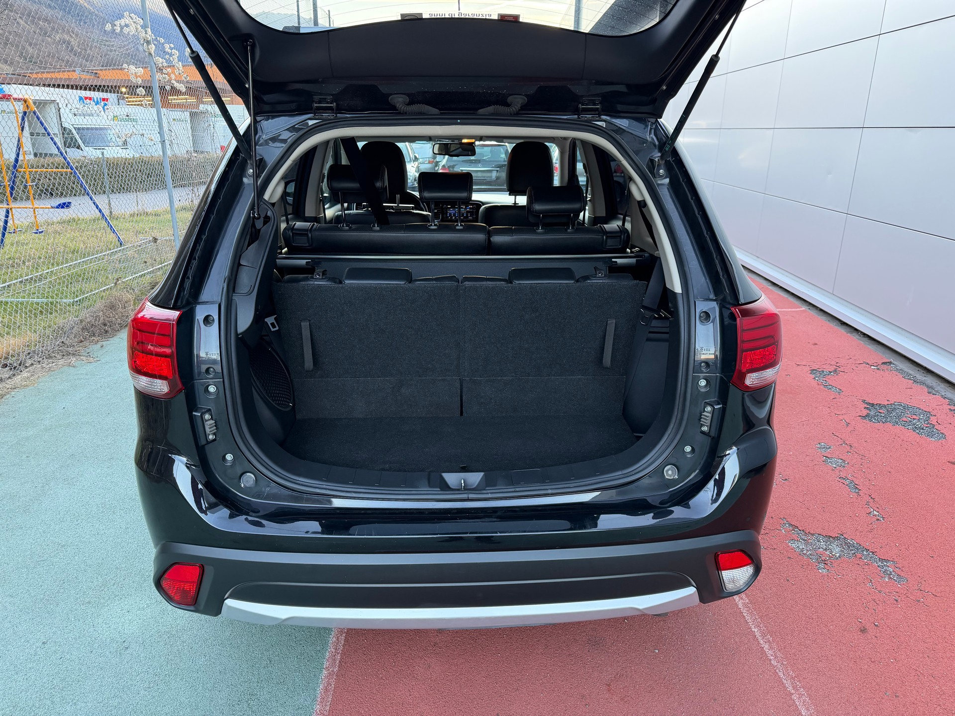 MITSUBISHI Outlander 2.2 DID Style 4WD Automatic-image-12