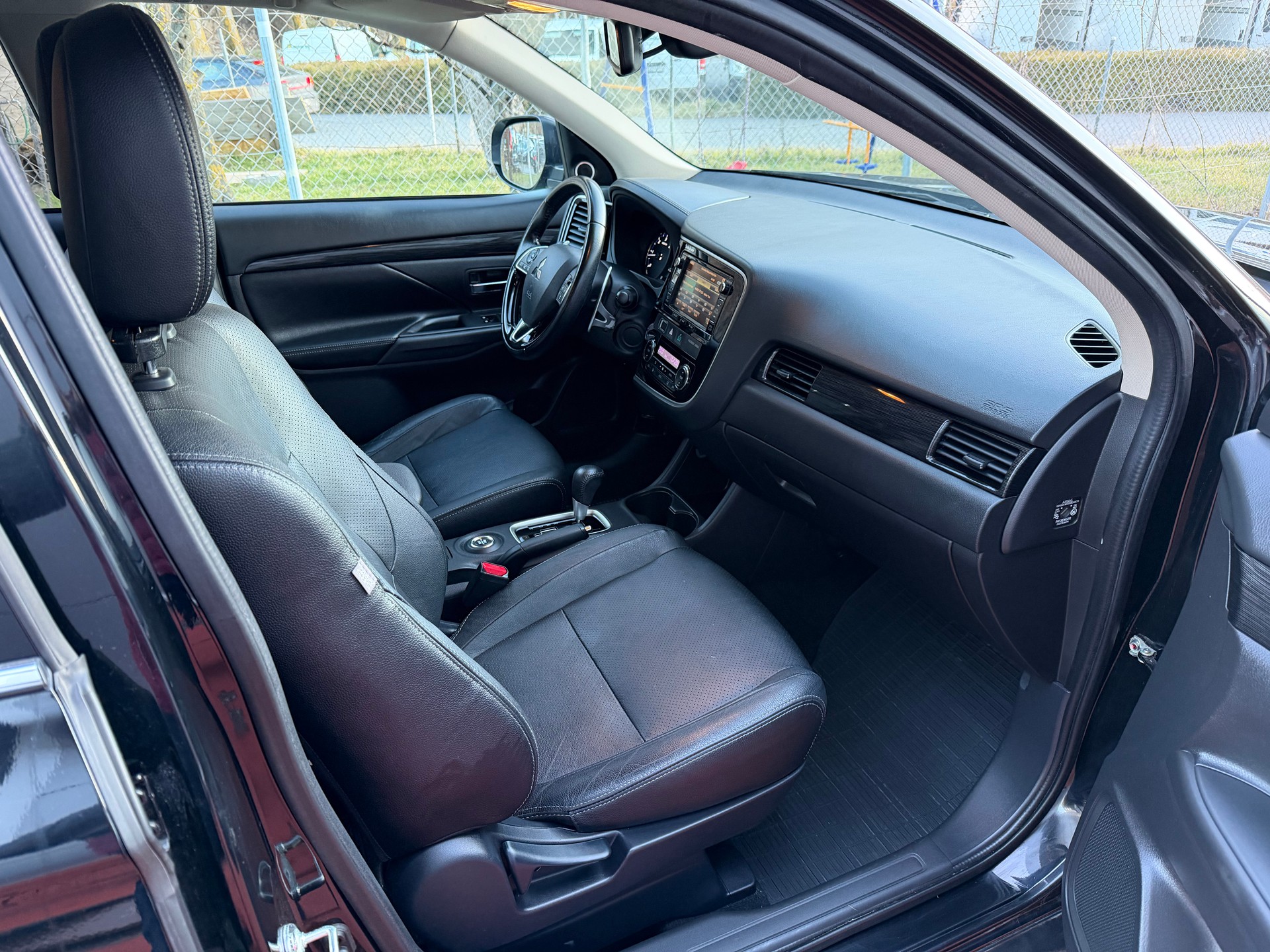 MITSUBISHI Outlander 2.2 DID Style 4WD Automatic-image-9