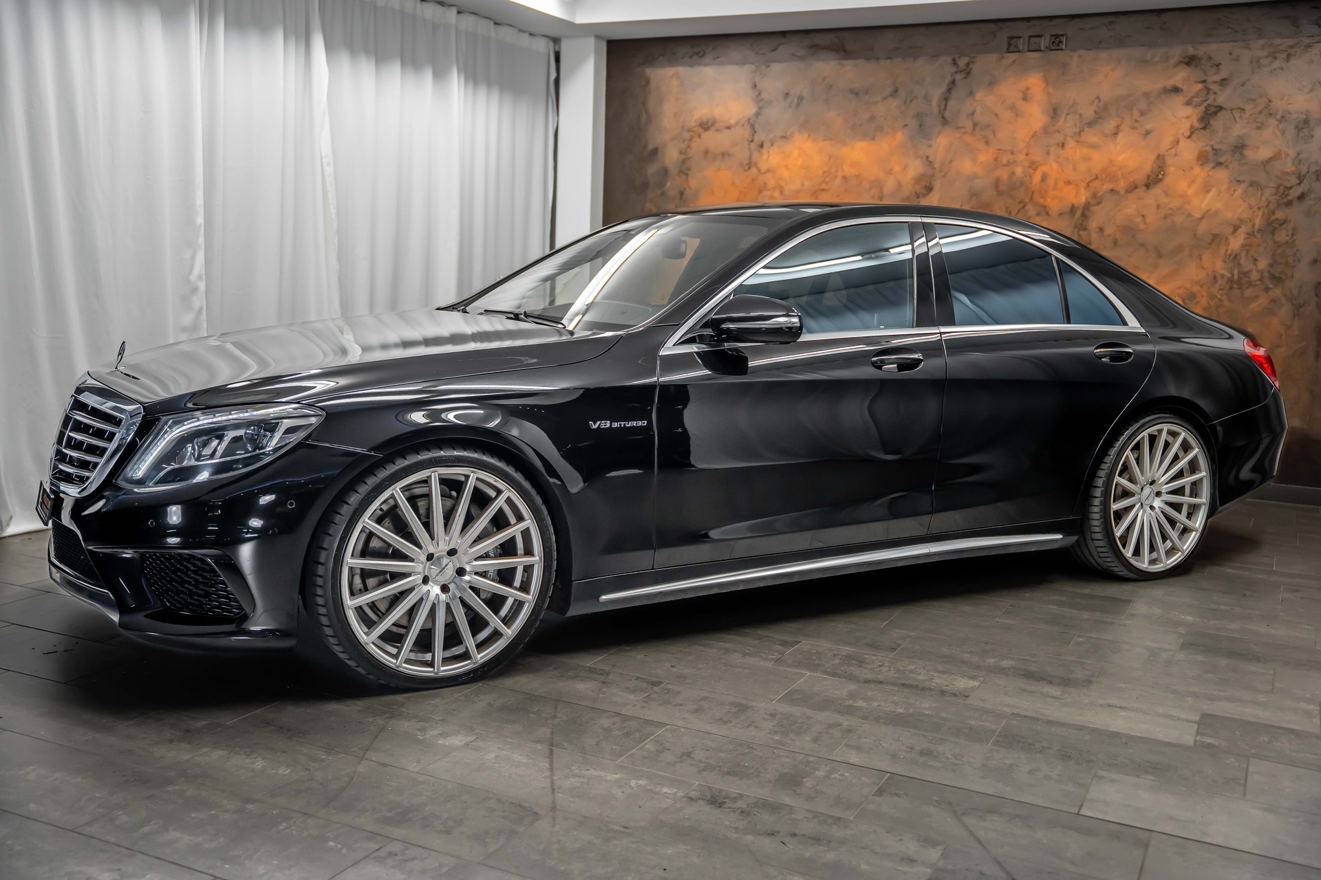 MERCEDES-BENZ S 63 AMG 4Matic Speedshift MCT *Nachtsicht*Panorama*Massage*Kühlschrank*-showroom-element-1