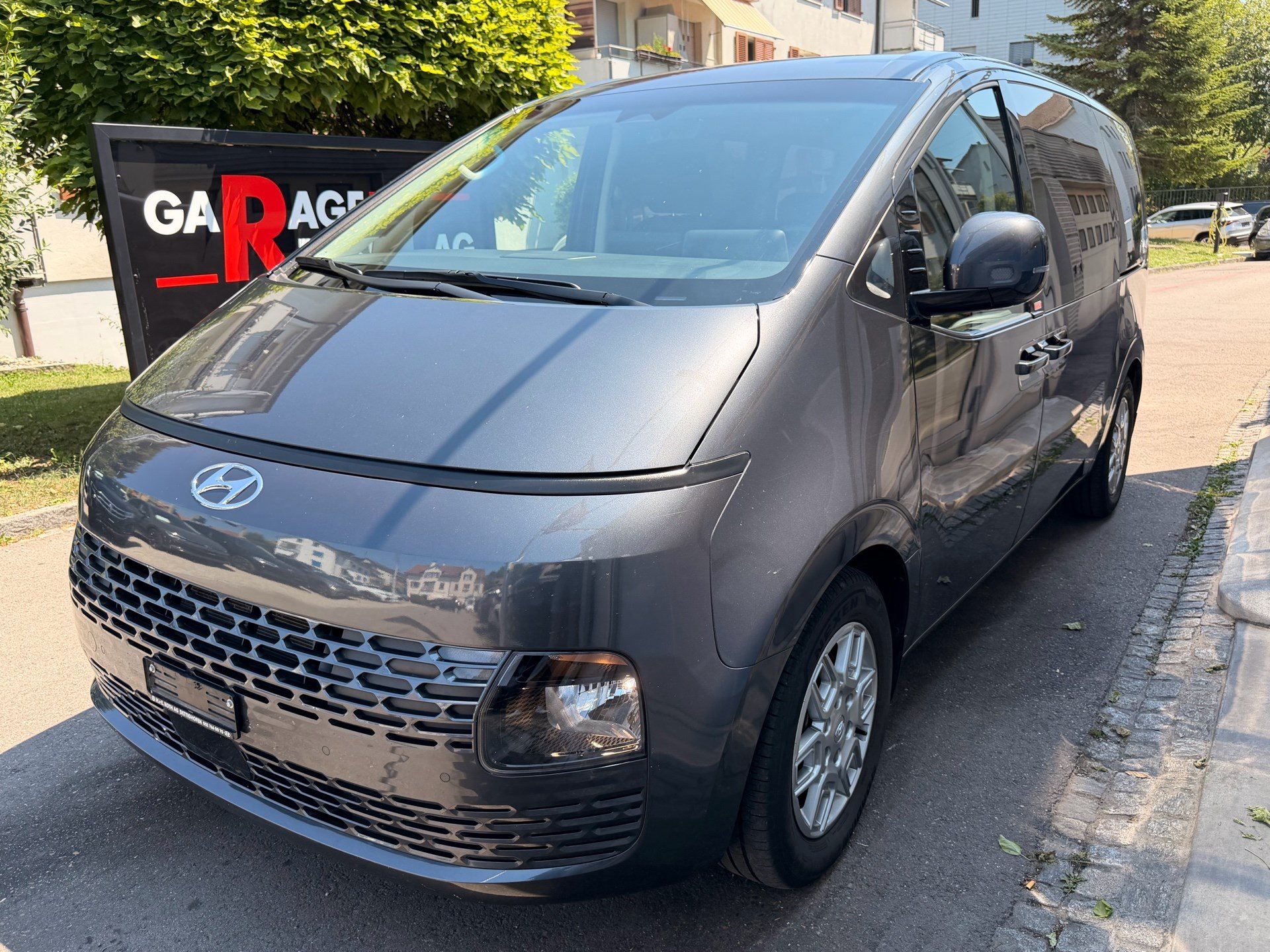HYUNDAI STARIA AMPLIA 2.2 CRDI 4WD *** 8 PLÄTZER MIT TOPAUSSTATTUNG UND 5 JAHREN WERKSGARANTIE ***