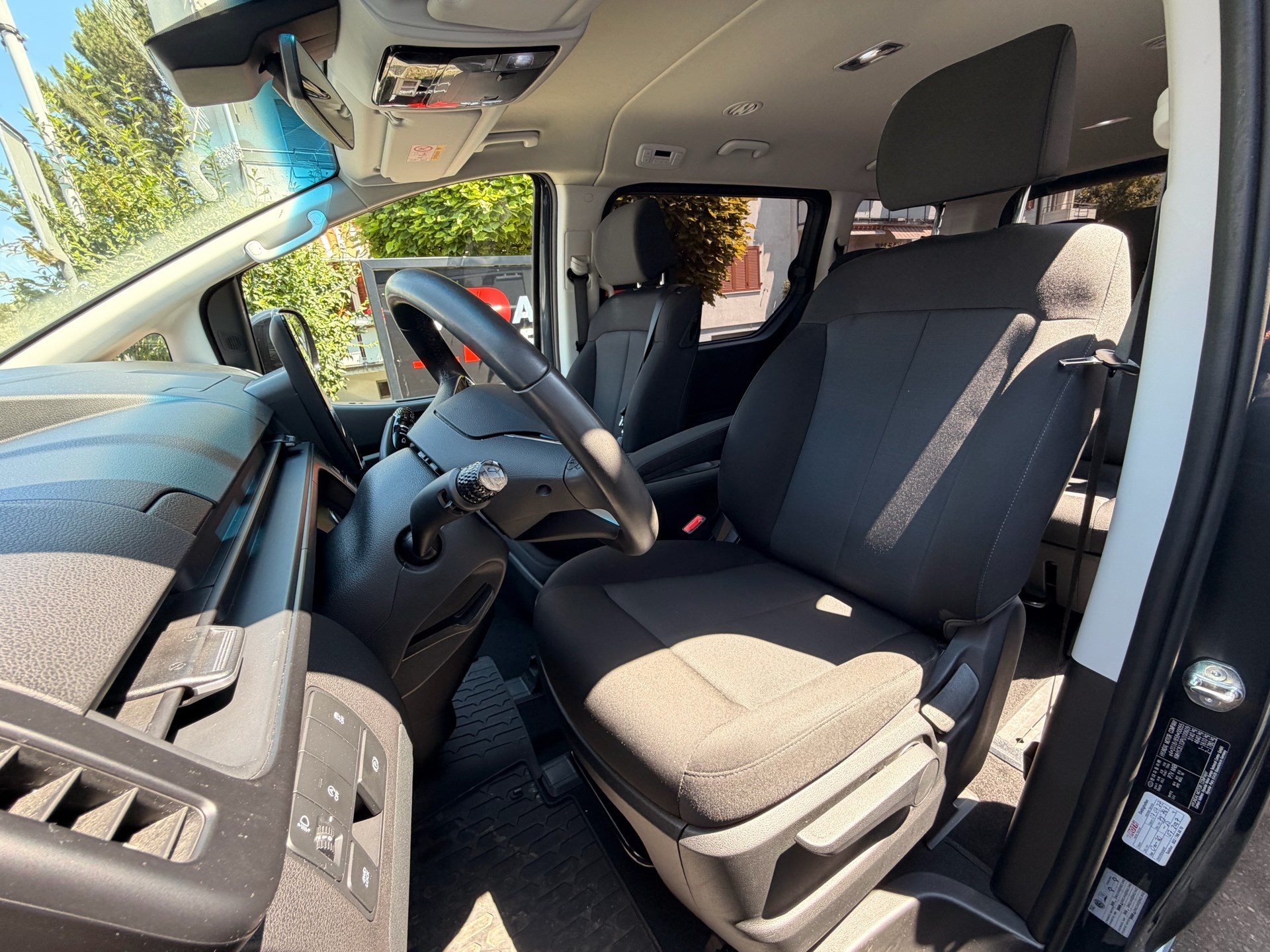 HYUNDAI STARIA AMPLIA 2.2 CRDI 4WD *** 8 PLÄTZER MIT TOPAUSSTATTUNG UND 5 JAHREN WERKSGARANTIE ***-image-7