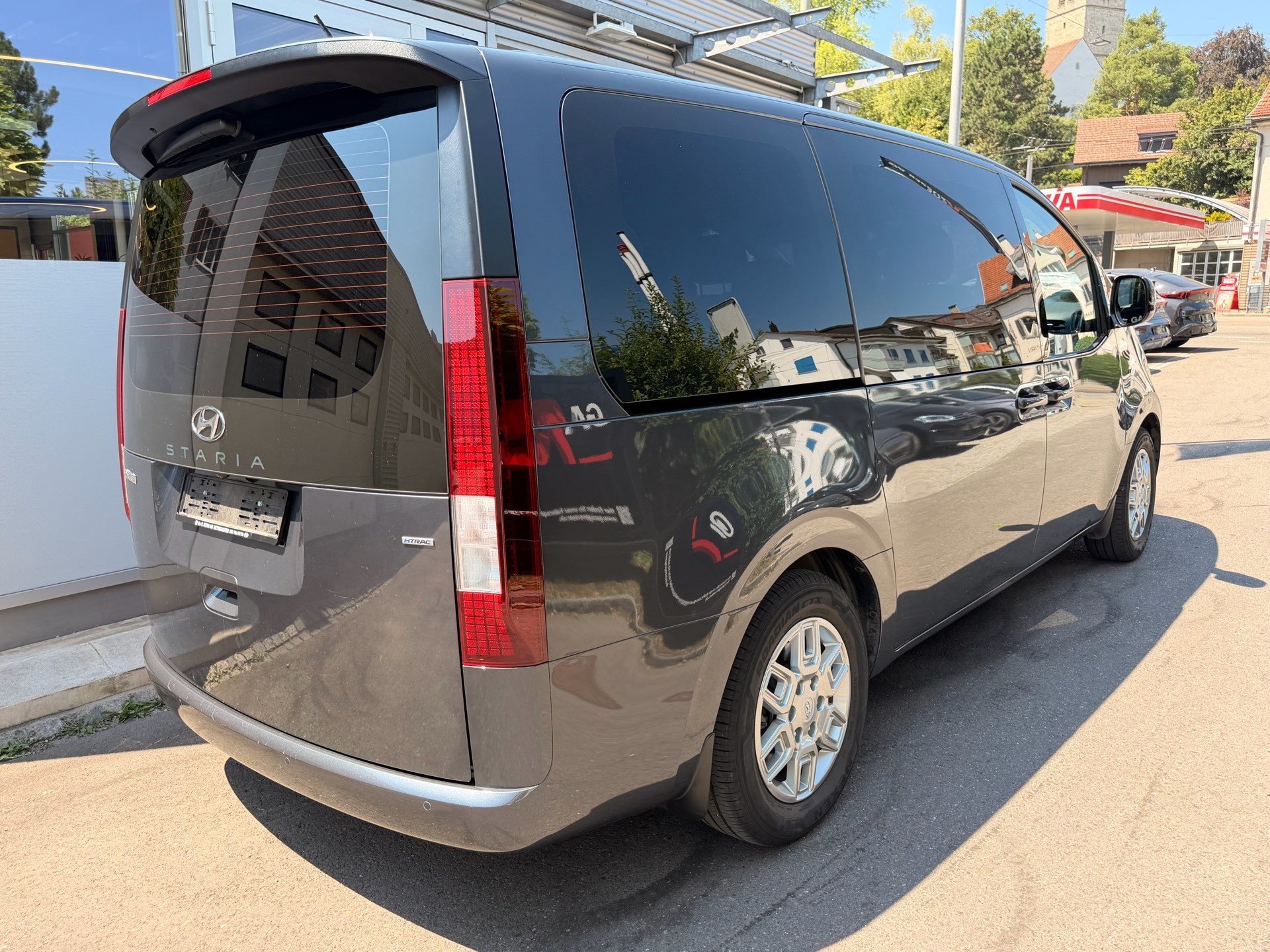 HYUNDAI STARIA AMPLIA 2.2 CRDI 4WD *** 8 PLÄTZER MIT TOPAUSSTATTUNG UND 5 JAHREN WERKSGARANTIE ***-showroom-element-3