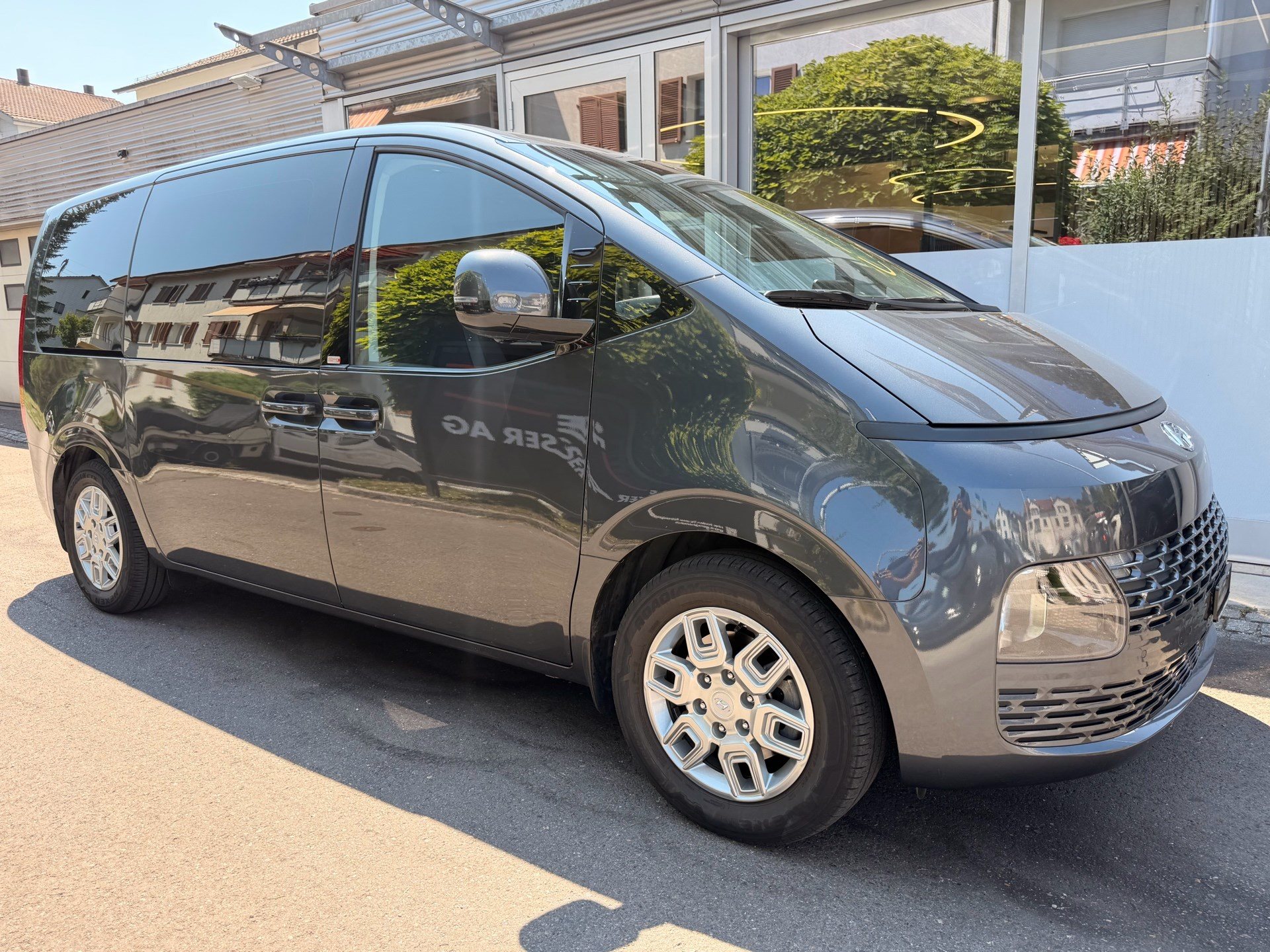 HYUNDAI STARIA AMPLIA 2.2 CRDI 4WD *** 8 PLÄTZER MIT TOPAUSSTATTUNG UND 5 JAHREN WERKSGARANTIE ***-showroom-element-2