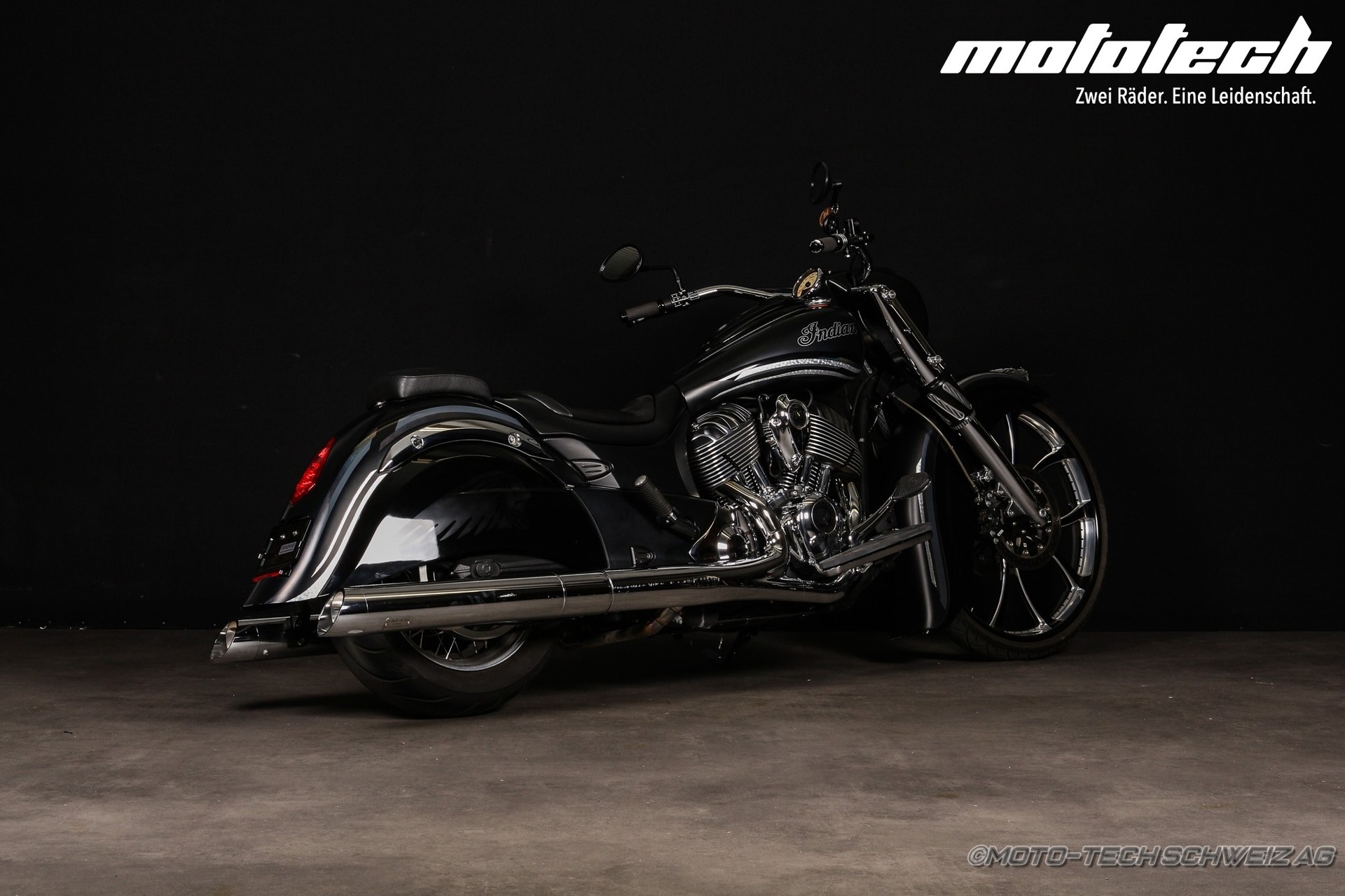 INDIAN Chief Classic-showroom-element-1