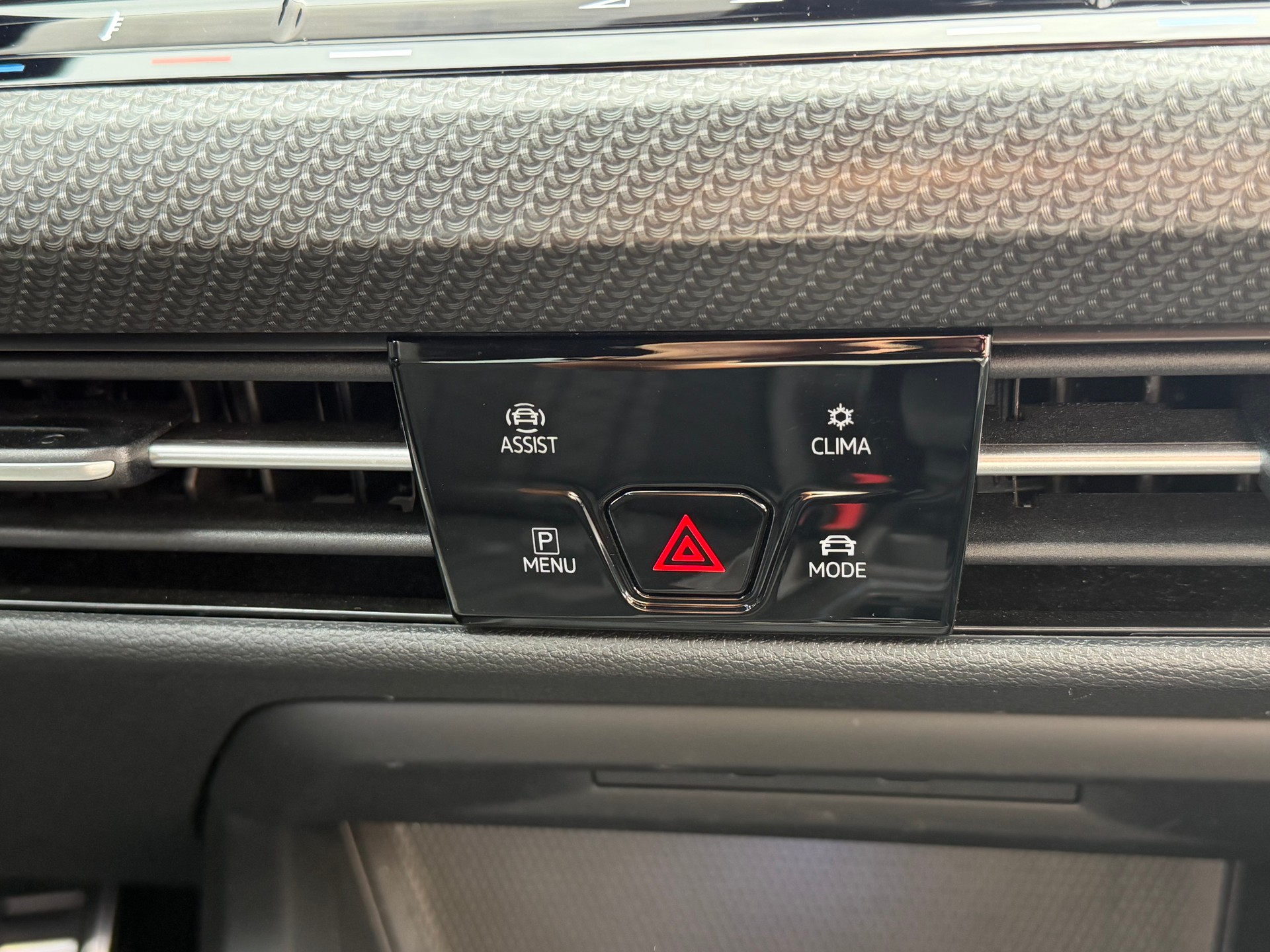 VW Golf 1.5 eTSI mHEV ACT R-Line DSG-image-24