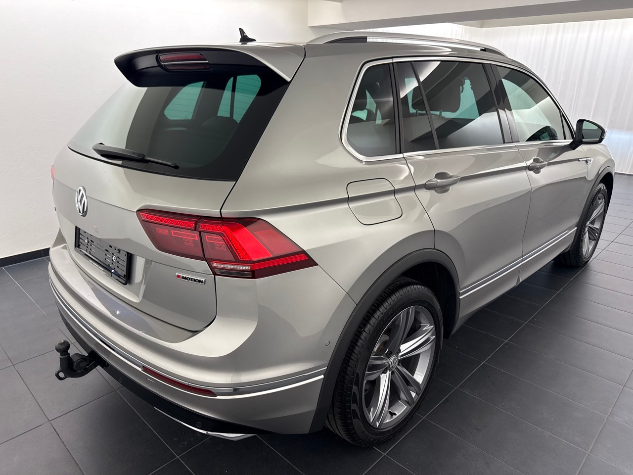 VW Tiguan 2.0TSI Highline R-Line 4Motion DSG-showroom-element-2