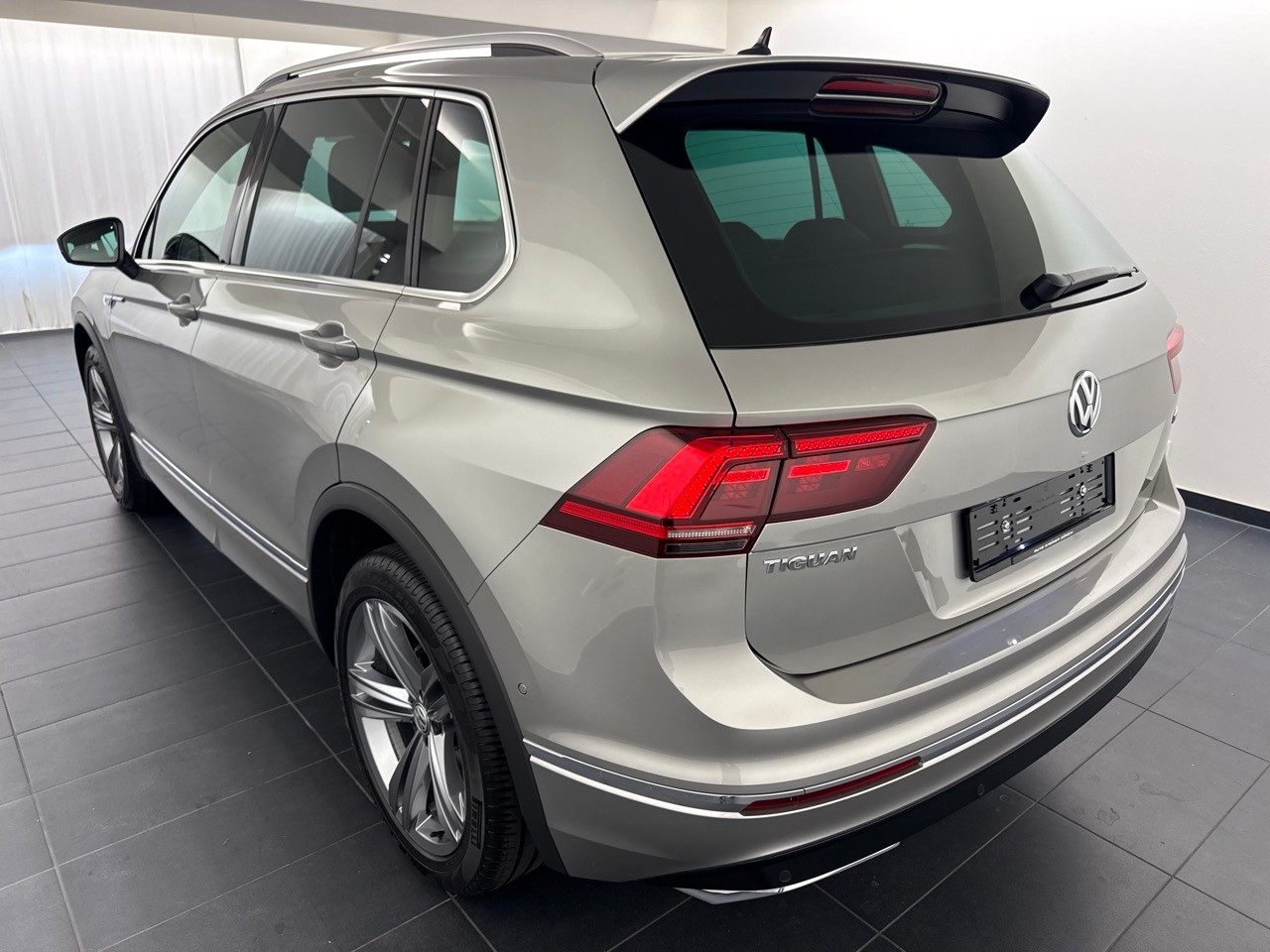 VW Tiguan 2.0TSI Highline R-Line 4Motion DSG-showroom-element-1