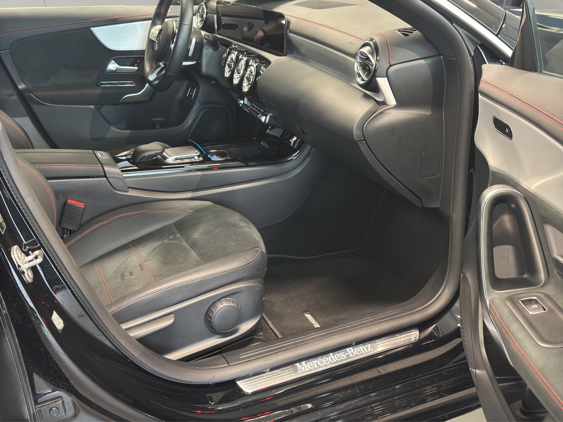 MERCEDES-BENZ CLA Shooting Brake 250 4Matic 7G-DCT AMG Line-image-26