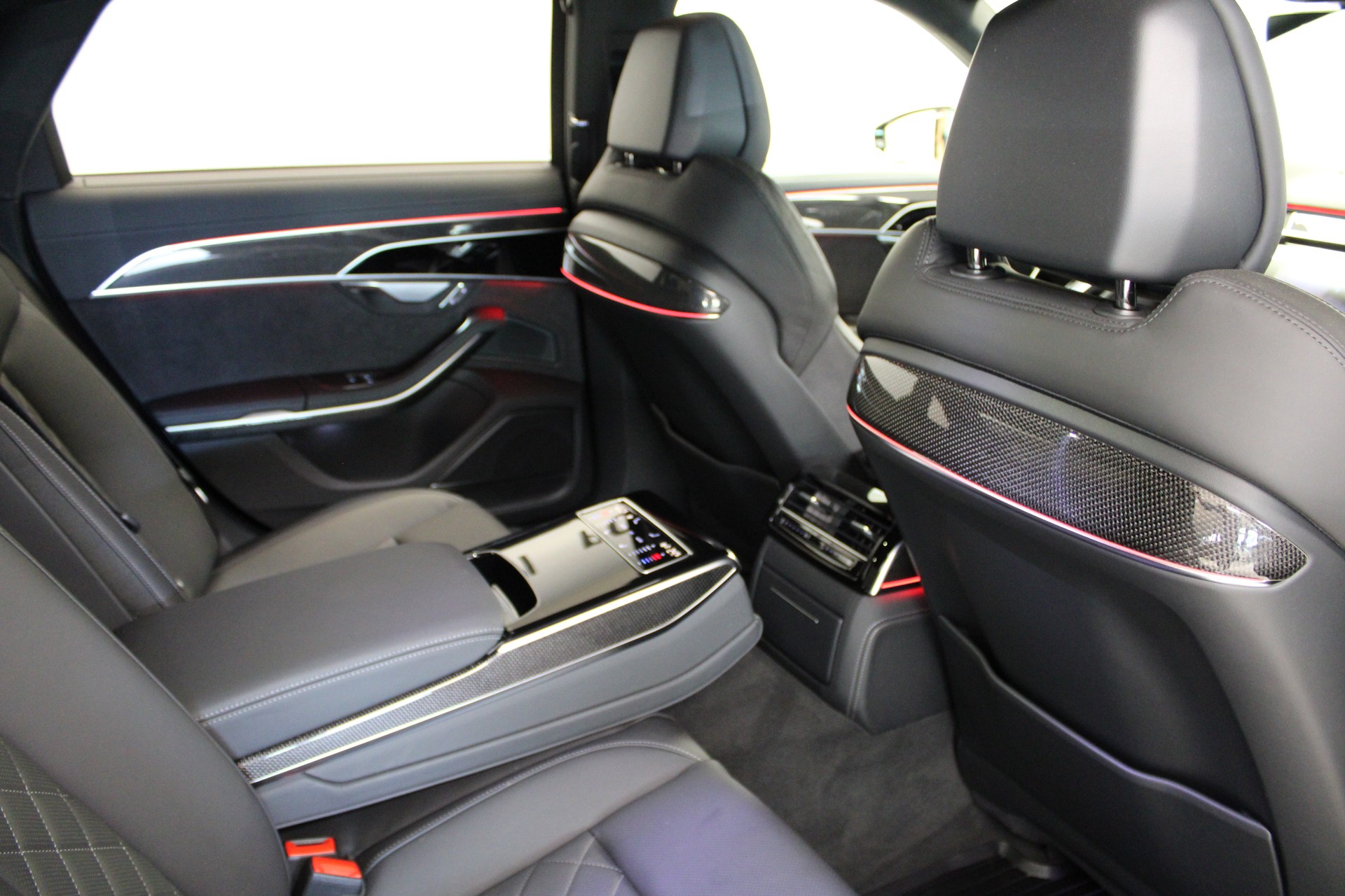 AUDI S8 TFSI quattro tiptronic-image-8
