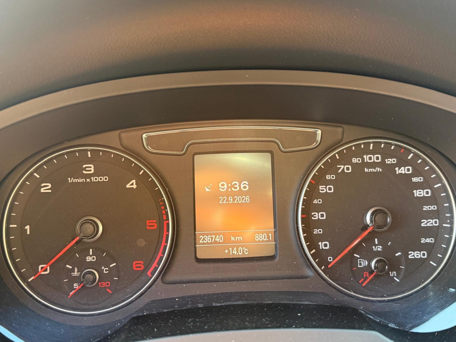 AUDI Q3 2.0 TDI design quattro S-tronic-image-10