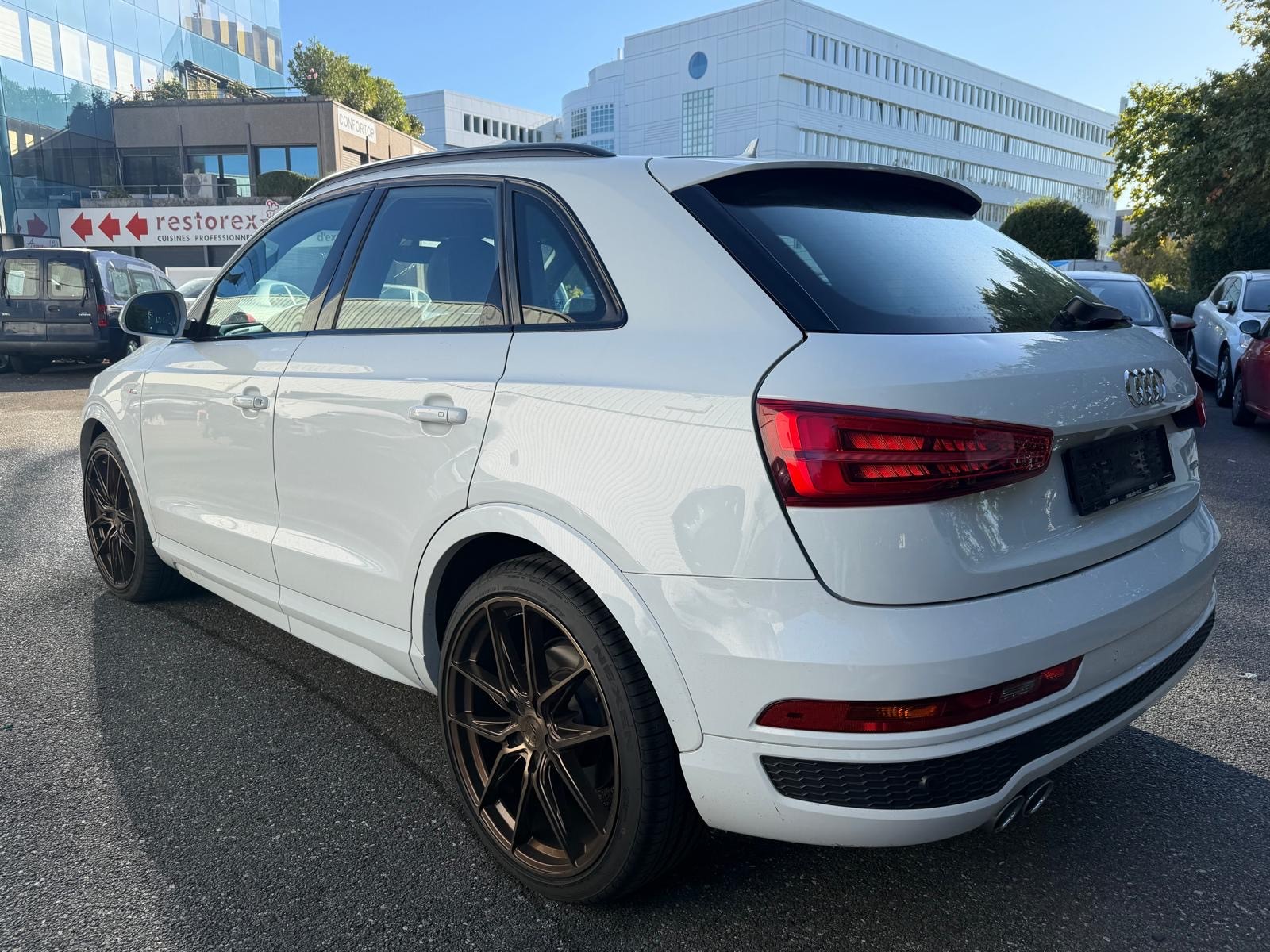 AUDI Q3 2.0 TDI design quattro S-tronic-image-7