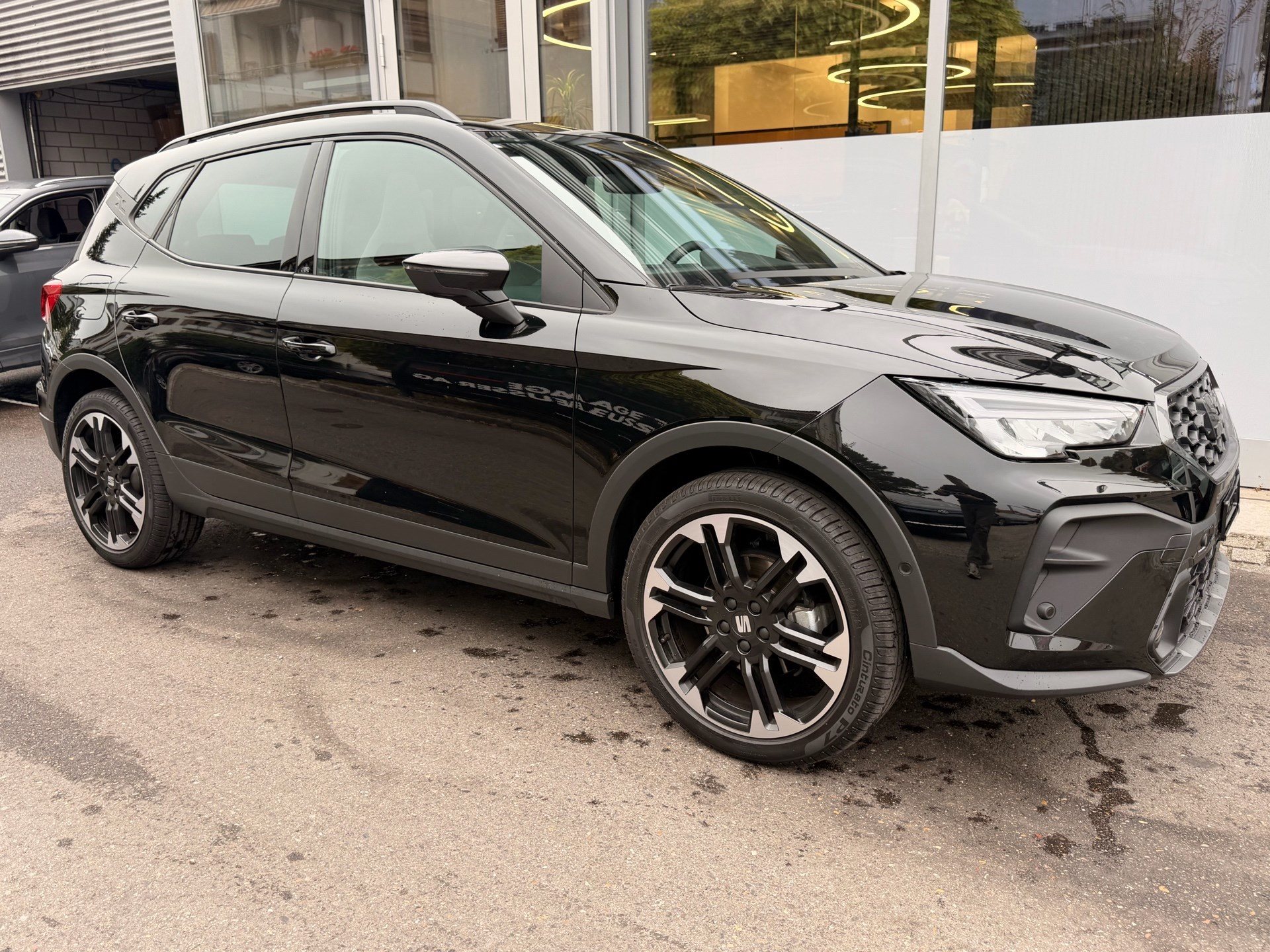 SEAT Arona 1.5 TSI 150 PS FR BLACK EDITION !! *** TOP AUSSTATTUNG ***-showroom-element-2