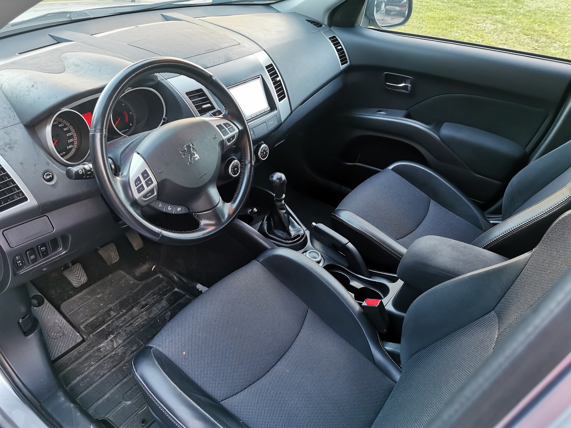 PEUGEOT 4007 2.2 HDi Confort-image-3