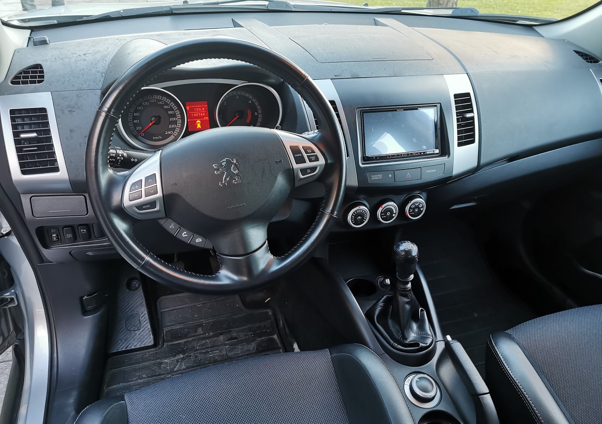 PEUGEOT 4007 2.2 HDi Confort-image-4