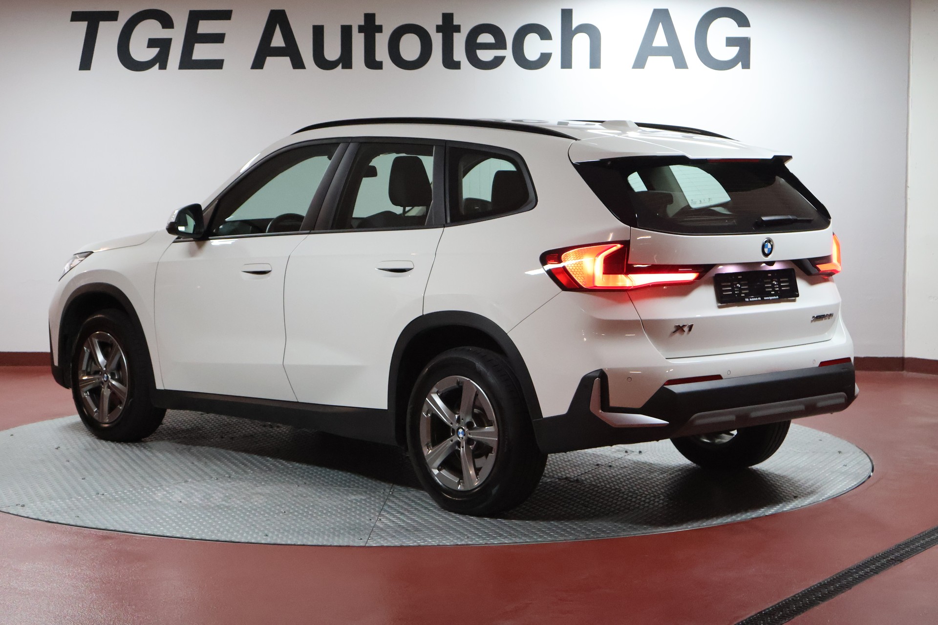 BMW X1 xDrive 23i 48V-image-18