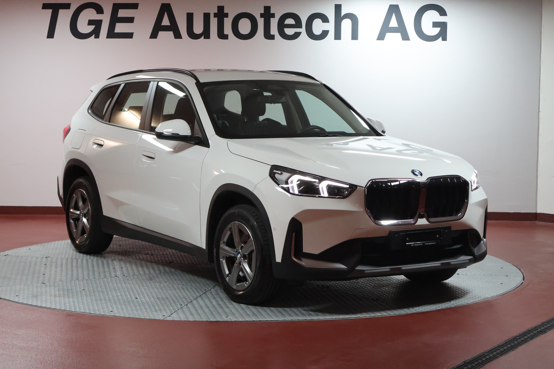 BMW X1 xDrive 23i 48V-showroom-element-2