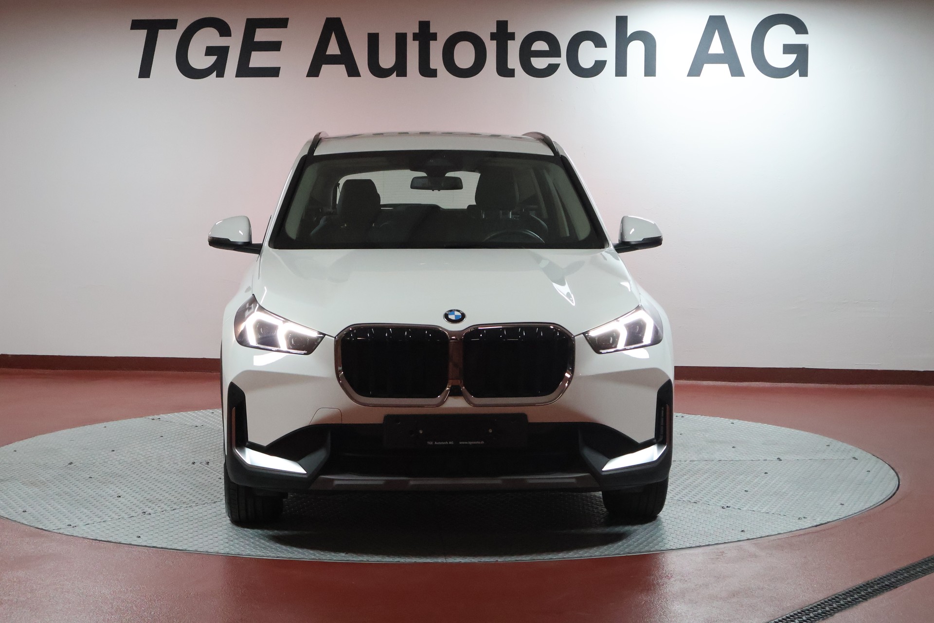BMW X1 xDrive 23i 48V-showroom-element-1
