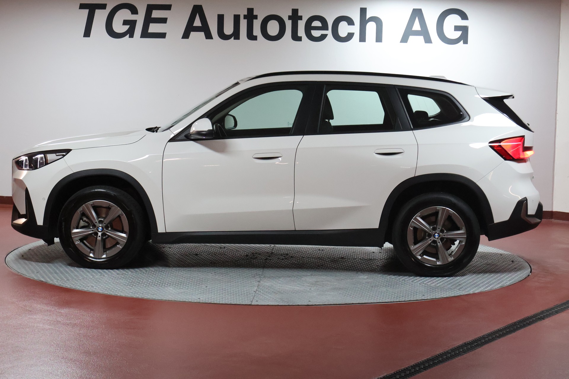 BMW X1 xDrive 23i 48V-showroom-element-3