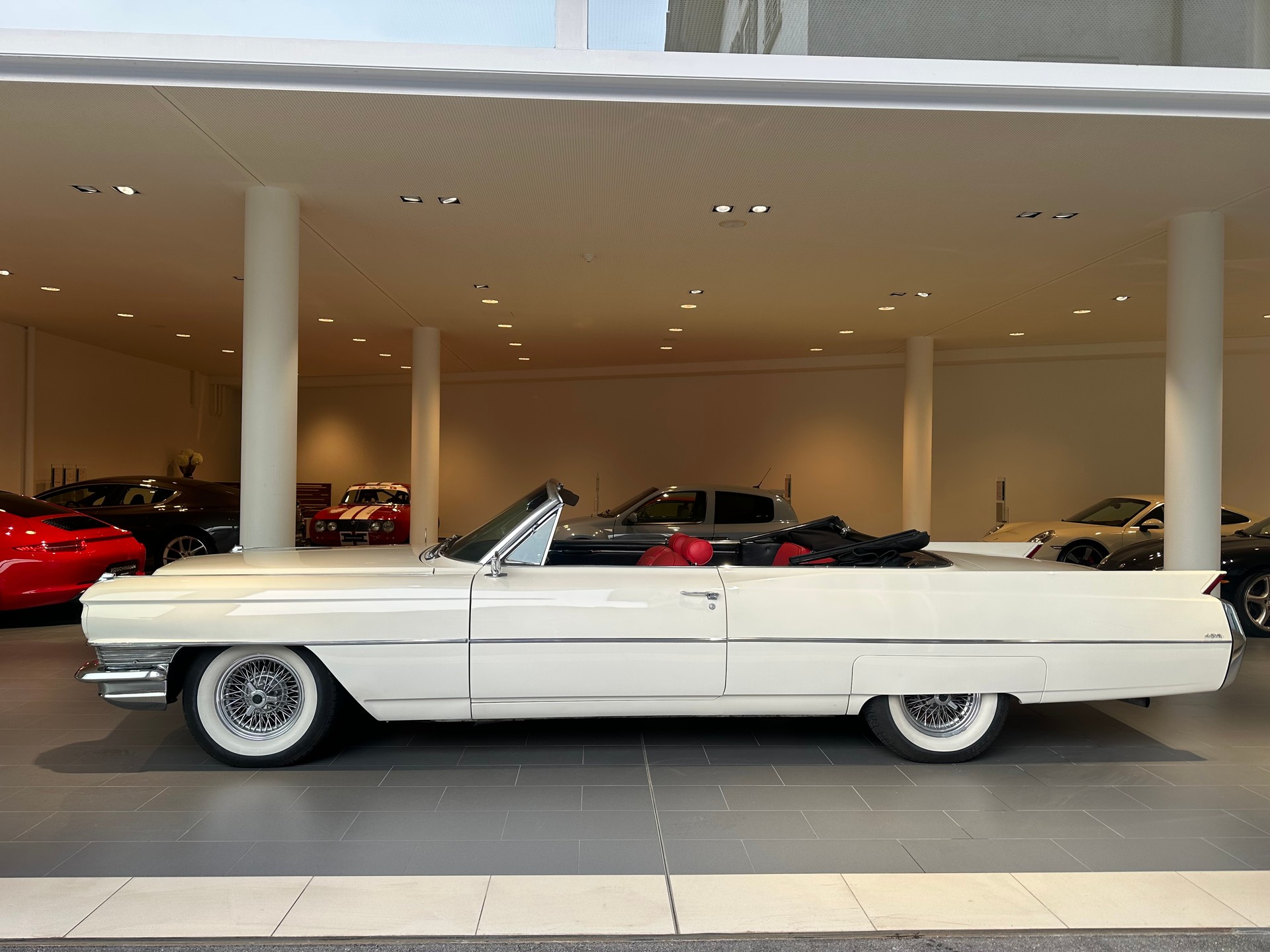 CADILLAC DEVILLE-showroom-element-1