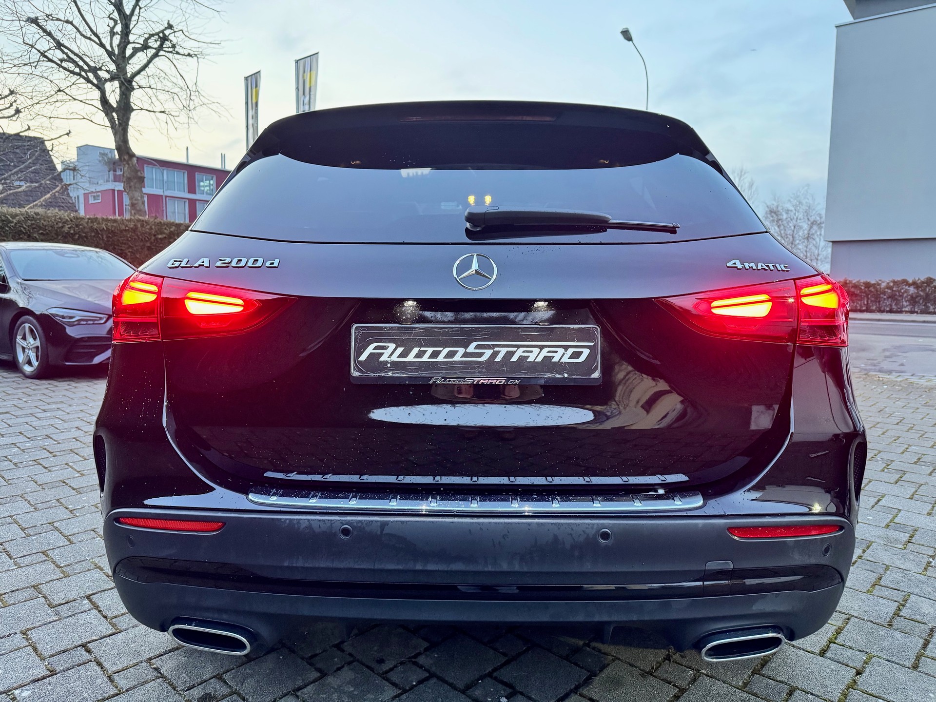 MERCEDES-BENZ GLA 200d AMG Line 4Matic 8G-DCT-image-4