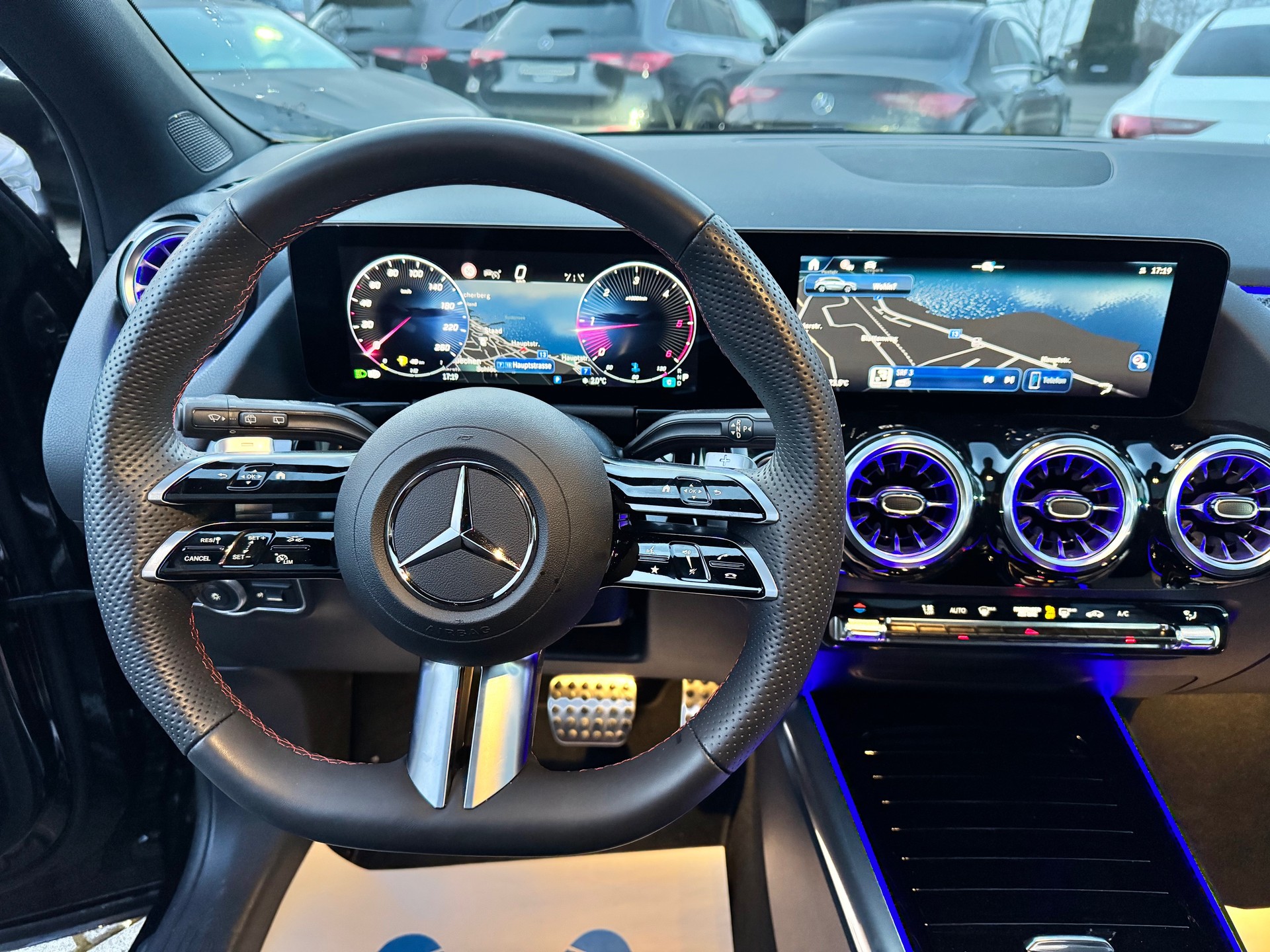 MERCEDES-BENZ GLA 200d AMG Line 4Matic 8G-DCT-image-9
