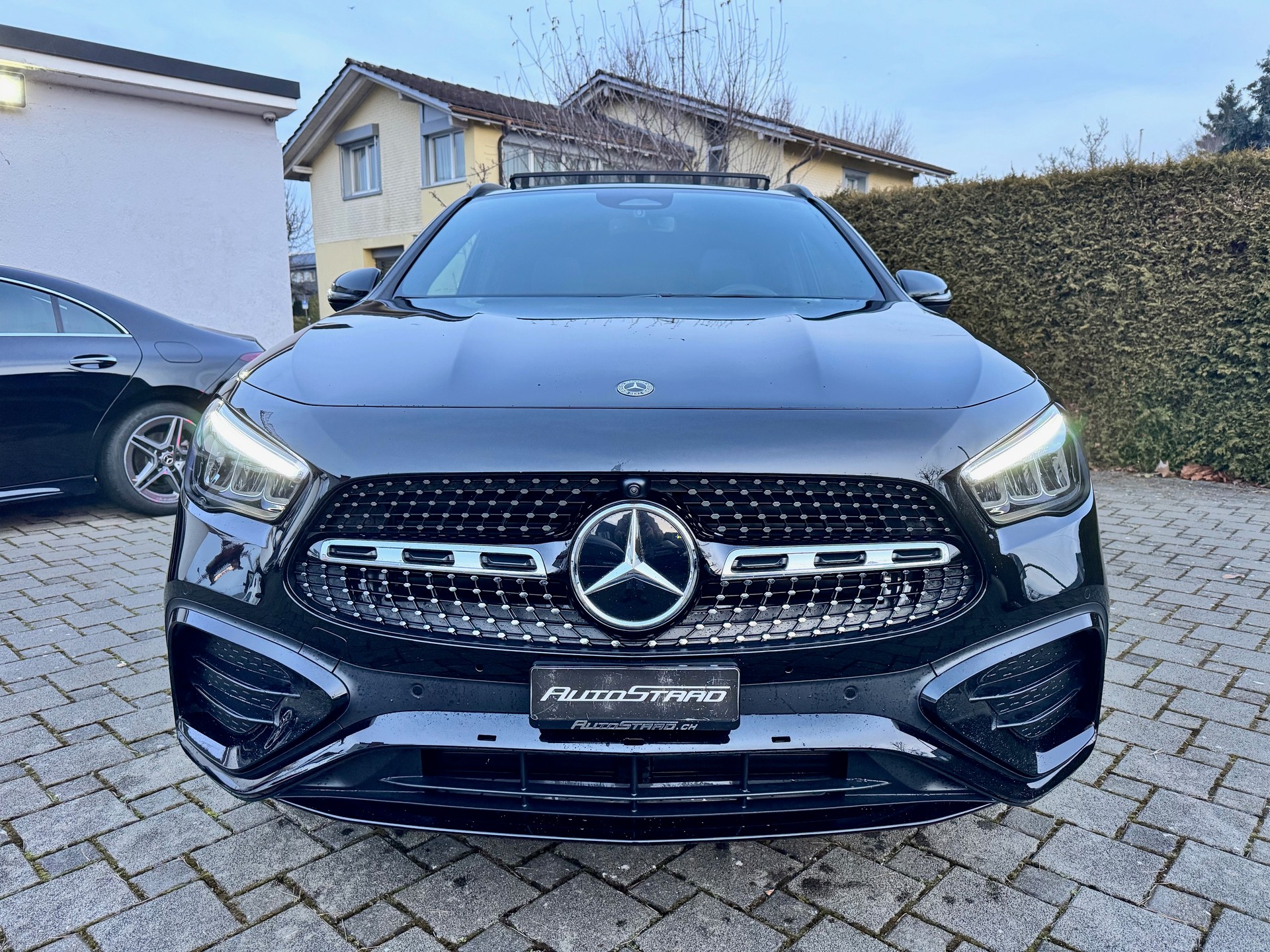 MERCEDES-BENZ GLA 200d AMG Line 4Matic 8G-DCT-showroom-element-1