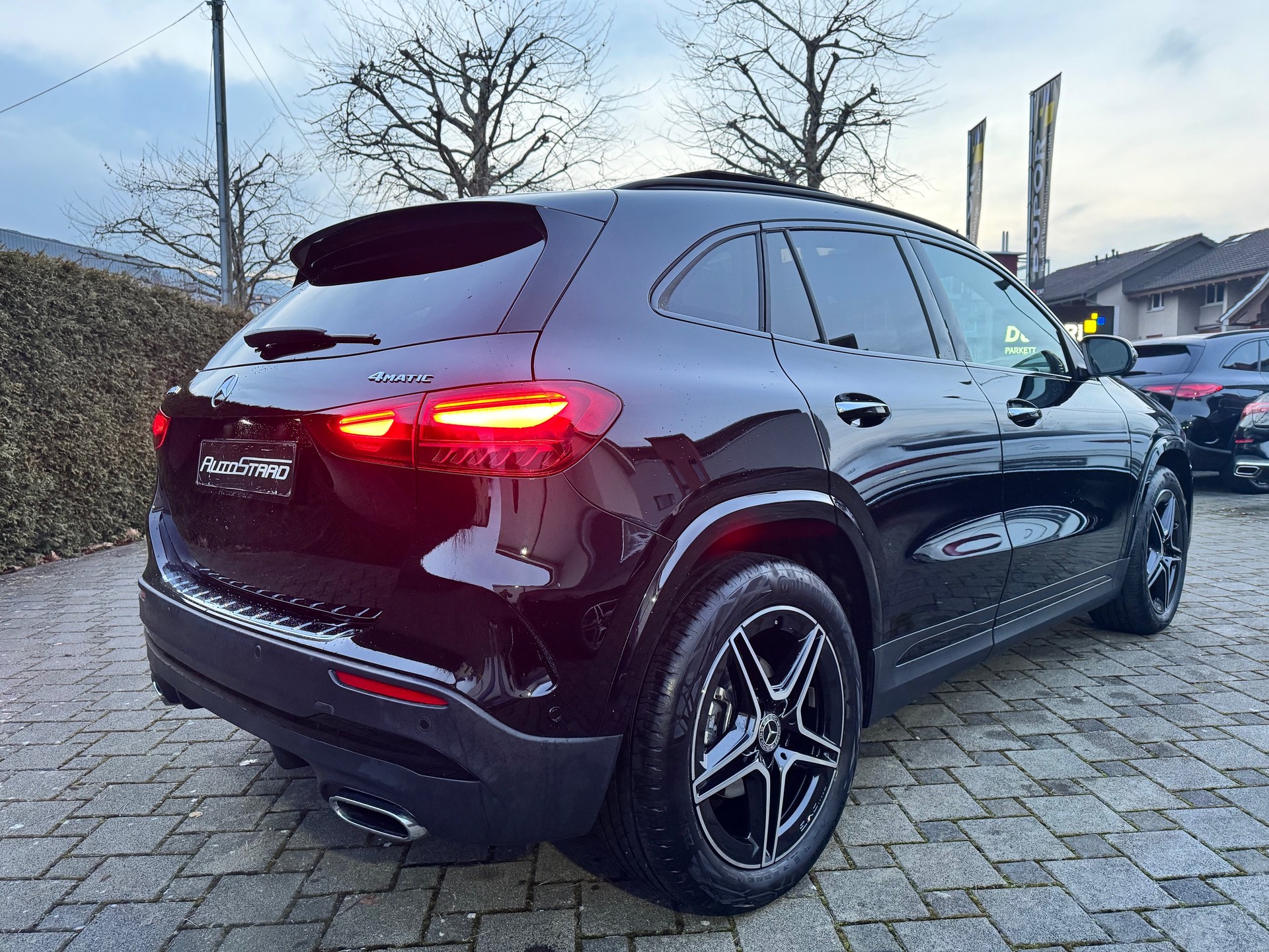 MERCEDES-BENZ GLA 200d AMG Line 4Matic 8G-DCT-showroom-element-3