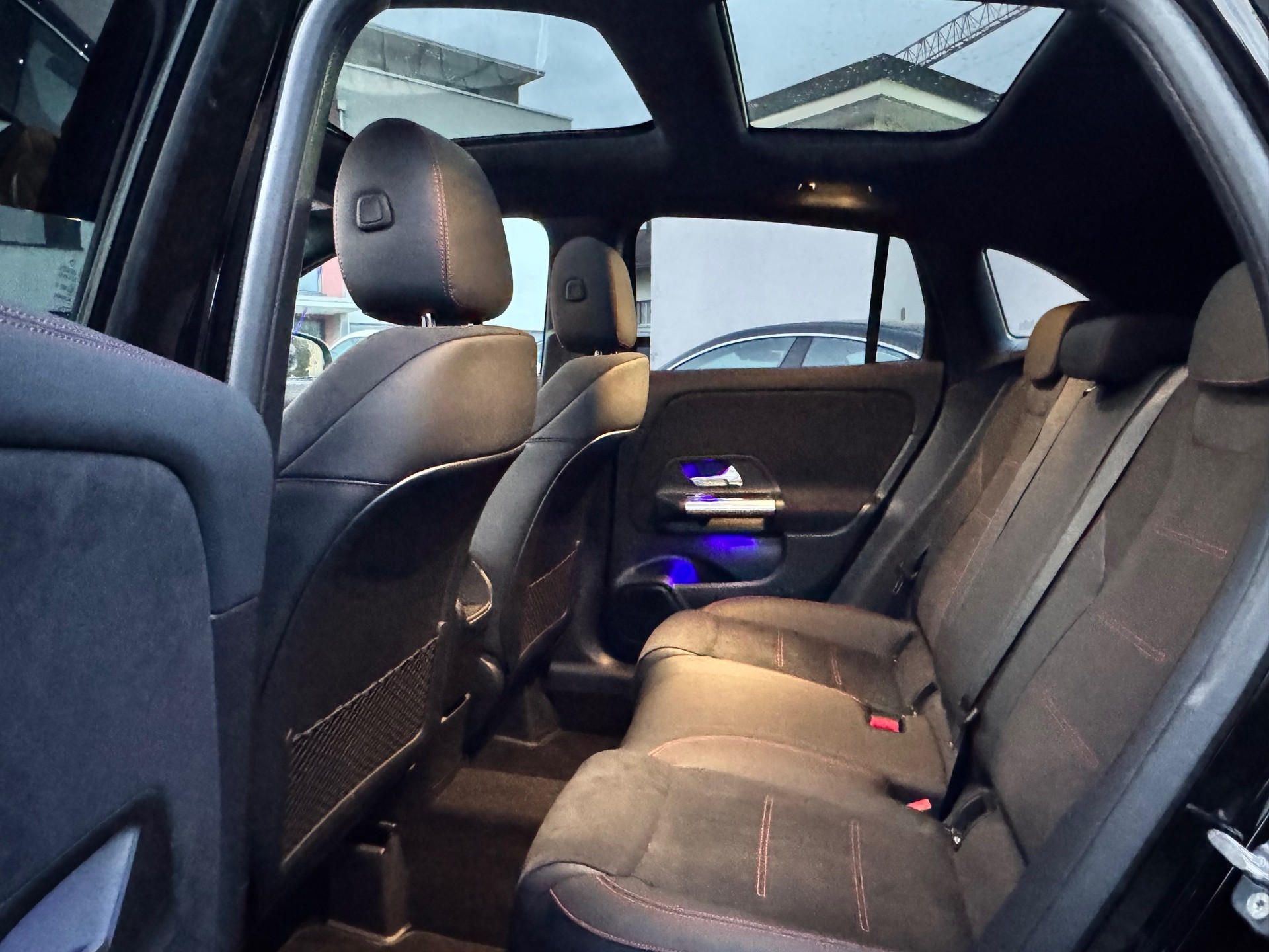 MERCEDES-BENZ GLA 200d AMG Line 4Matic 8G-DCT-image-15