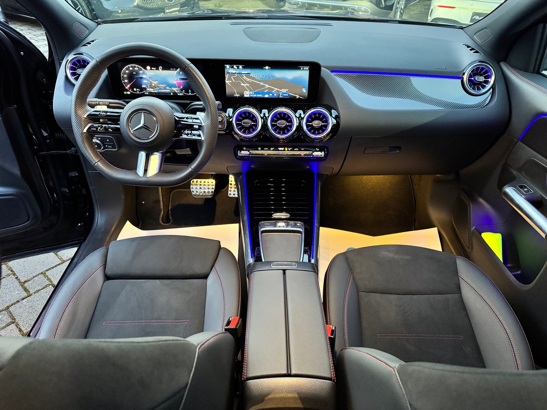 MERCEDES-BENZ GLA 200d AMG Line 4Matic 8G-DCT-image-8