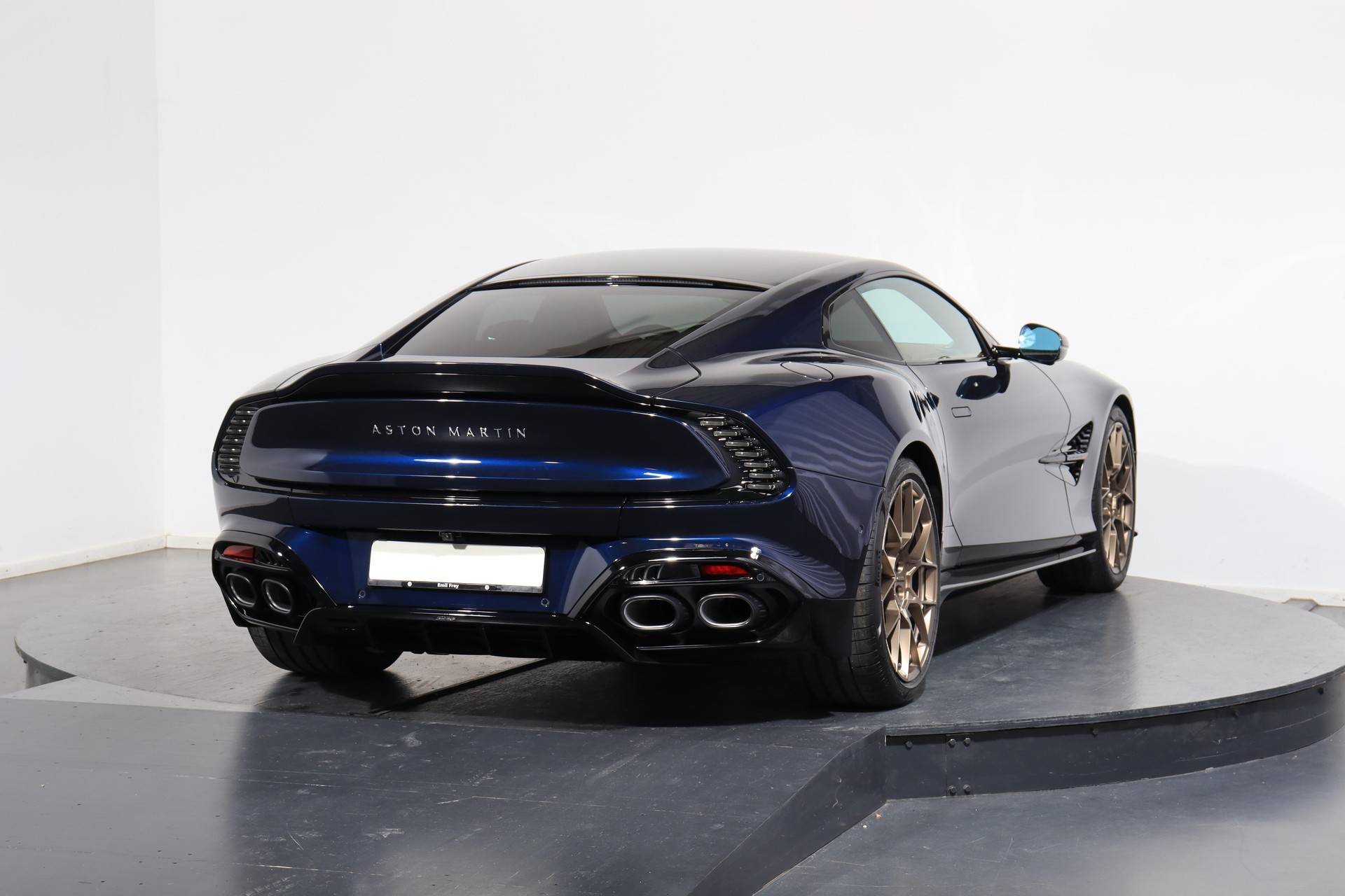 ASTON MARTIN Vanquish 5.2 V12 Bi-Turbo-showroom-element-2
