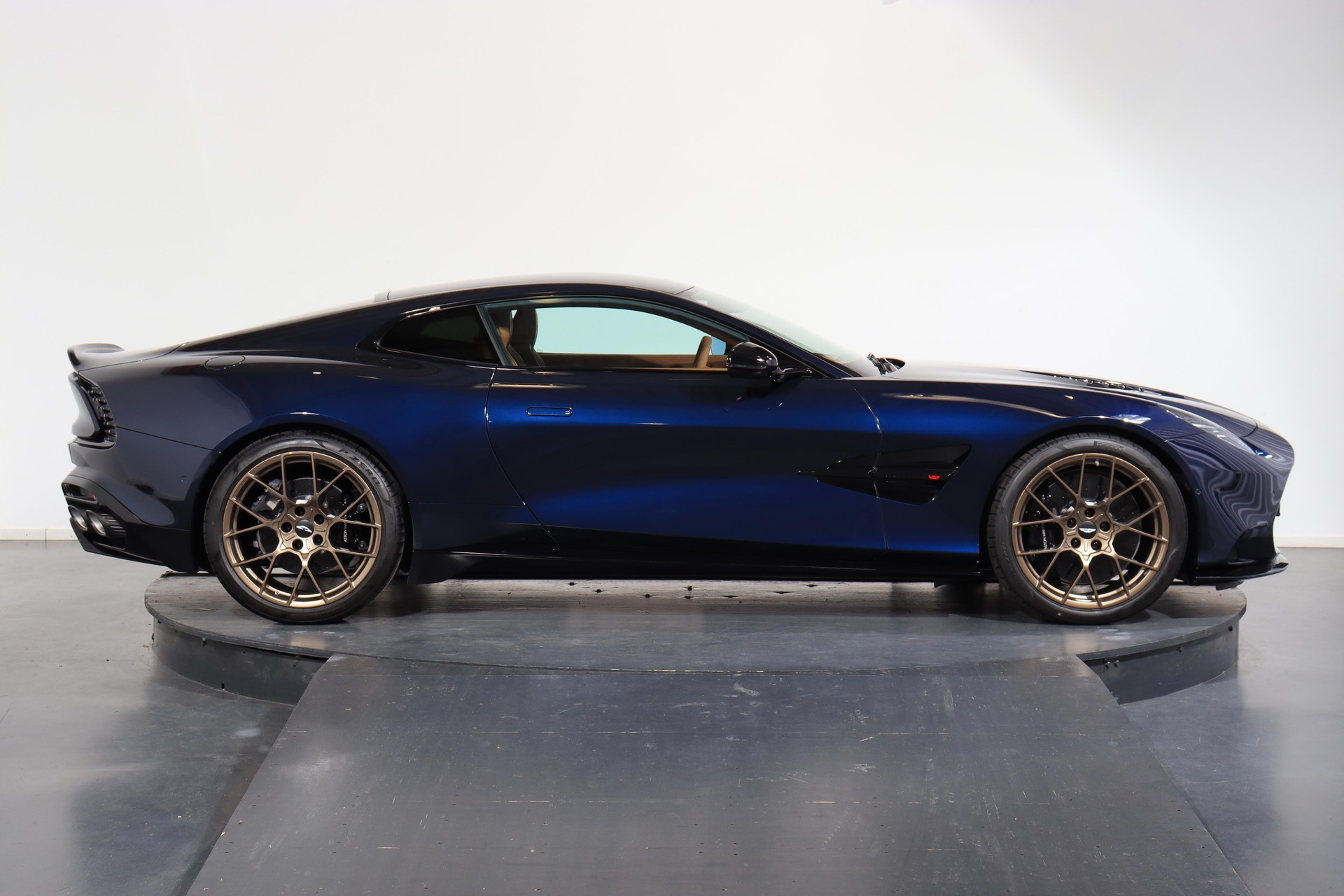ASTON MARTIN Vanquish 5.2 V12 Bi-Turbo-showroom-element-1