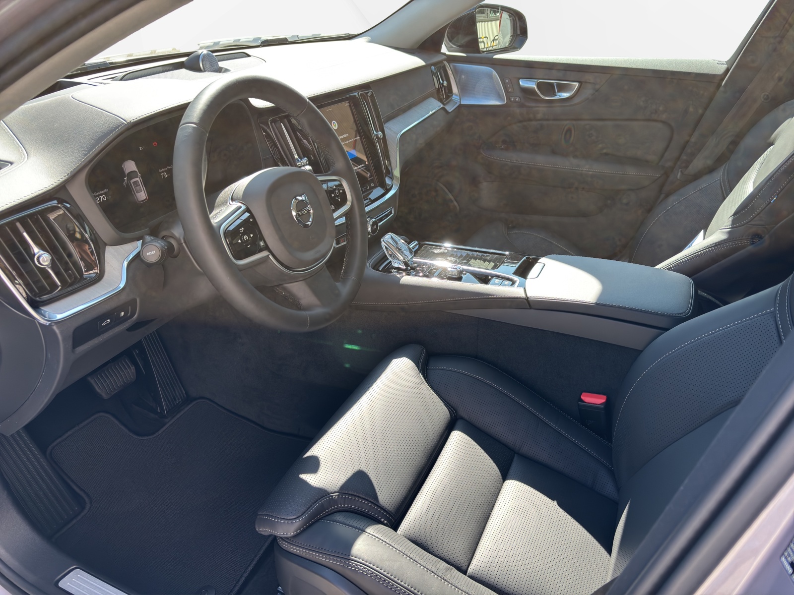 VOLVO V60 2.0 T8 TE Ultra Dark eAWD-showroom-element-3
