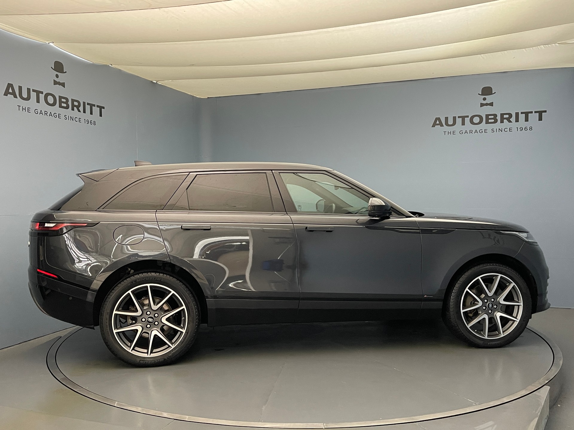LAND ROVER Range Rover Velar 2.0 P400e R-Dynamic SE-showroom-element-3
