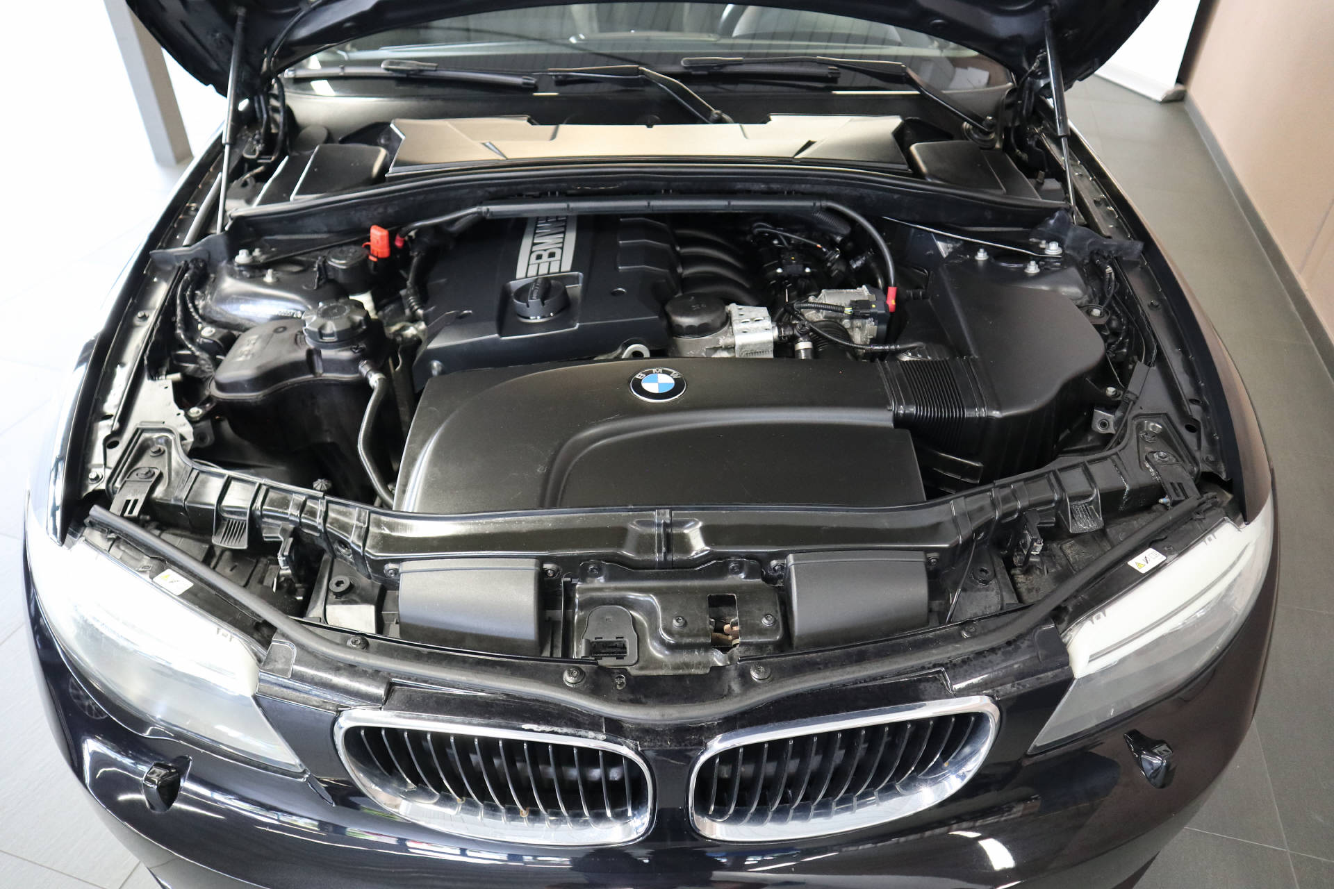 BMW 118i Cabrio-image-15